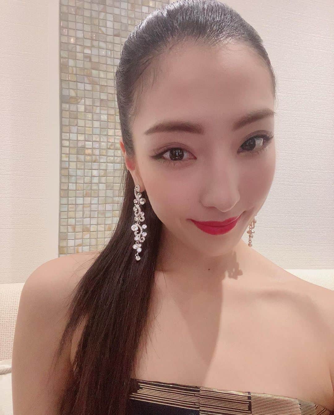 砂田早紀のインスタグラム：「やっぱりイブニングガウンは 気分を上げてくれるね👗✨ こういう大振りのジュエリーも好き。  今はなかなか定期的に着る機会がないけど、早く元の生活に戻れますように。  #eveninggowns#japanese#kimono#イブニングドレス#着物」