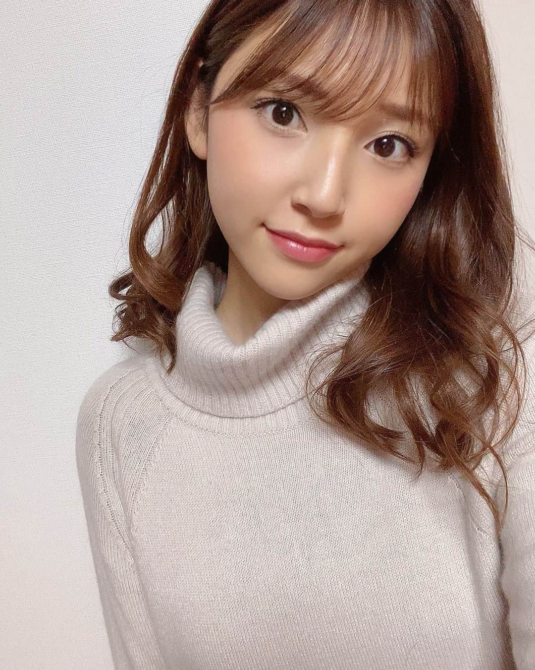 のインスタグラム：「🍂❤︎ 最近やっと髪が巻ける 長さになってきて嬉しい〜☺︎ ・ あっという間に、 もうすぐ年末だなんて早いなぁ💭 寒い日が続くのでみなさん お気をつけくださいね☺️ #hair#ヘアアレンジ#holiday」