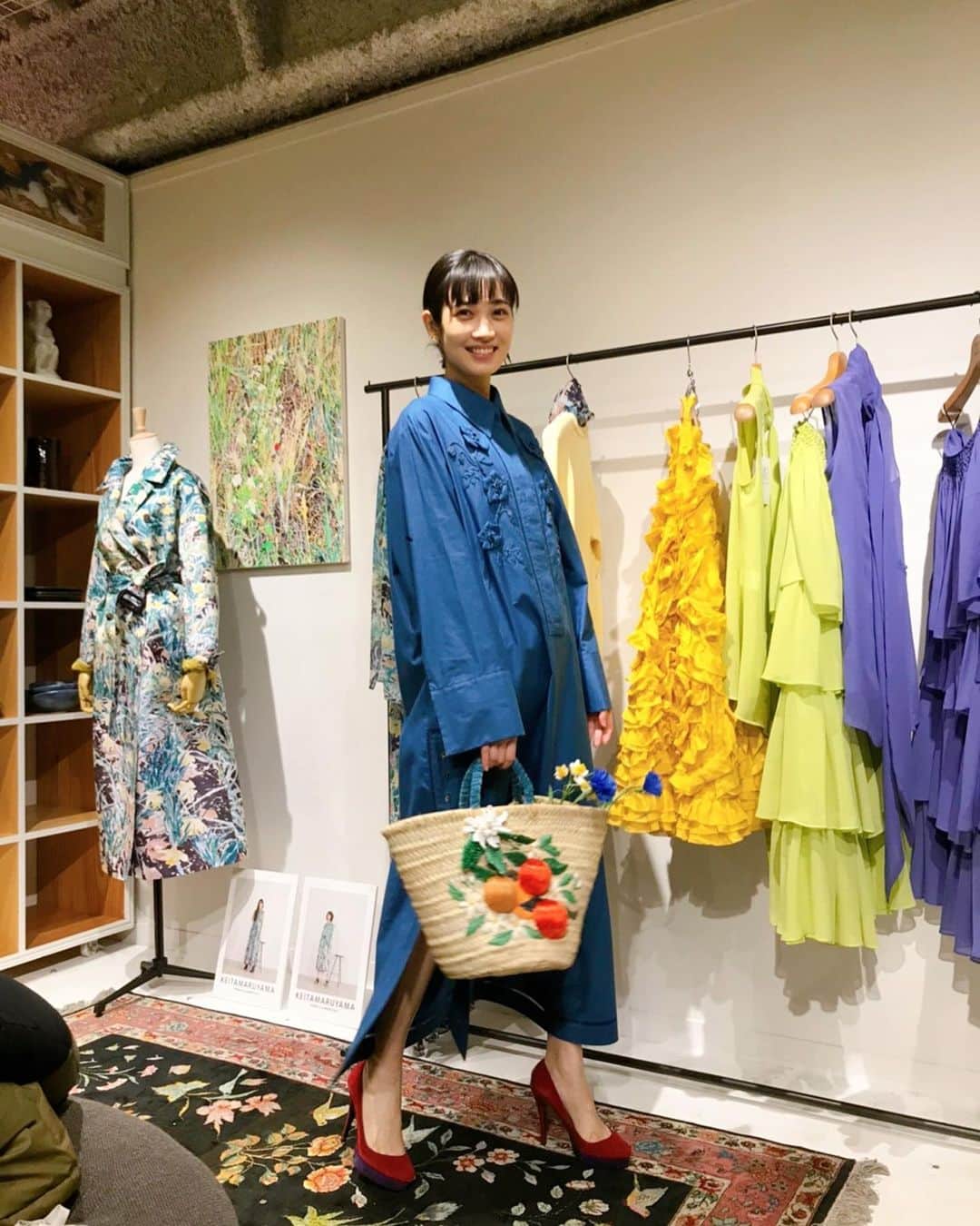 林田岬優さんのインスタグラム写真 - (林田岬優Instagram)「@keitamaruyama_official  2021 SS の展示会にお邪魔しました。🍊❤️🧡 いつもケイタさん @keitamaruyama の洋服を着ると気持ちが変わります。特別なヘアメイクをしていなくても、自分が洗練された気分になれます。この感覚を味わえる洋服と出会えることがとても嬉しい😊 来て早々試着室にこもっていたので ケイタさんに早く帰ったと思われました😂😂 #keitamaruyama#ケイタマルヤマ#2021ss#林田岬優」12月20日 13時44分 - miyu_hayashida