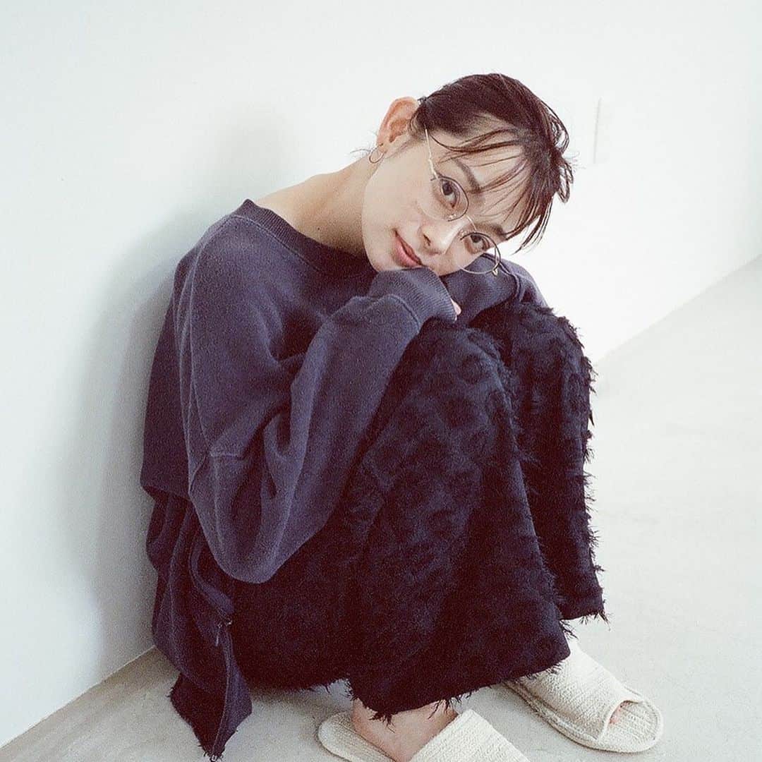 のインスタグラム：「スリッパ気になる…笑  今年は止まっているようで大きく進めた1年だったなぁ◯ 何よりめちゃくちゃ大人になった気がする。笑  もう少しで新しい現場が始まるのですが、お知らせはまだまだまだまだ先だけど、皆さん喜んでくれるといいな☺︎  今年残り少ないけど、皆さん体調に気をつけて過ごしてくださいね☺️☀️  #マナカのフク」