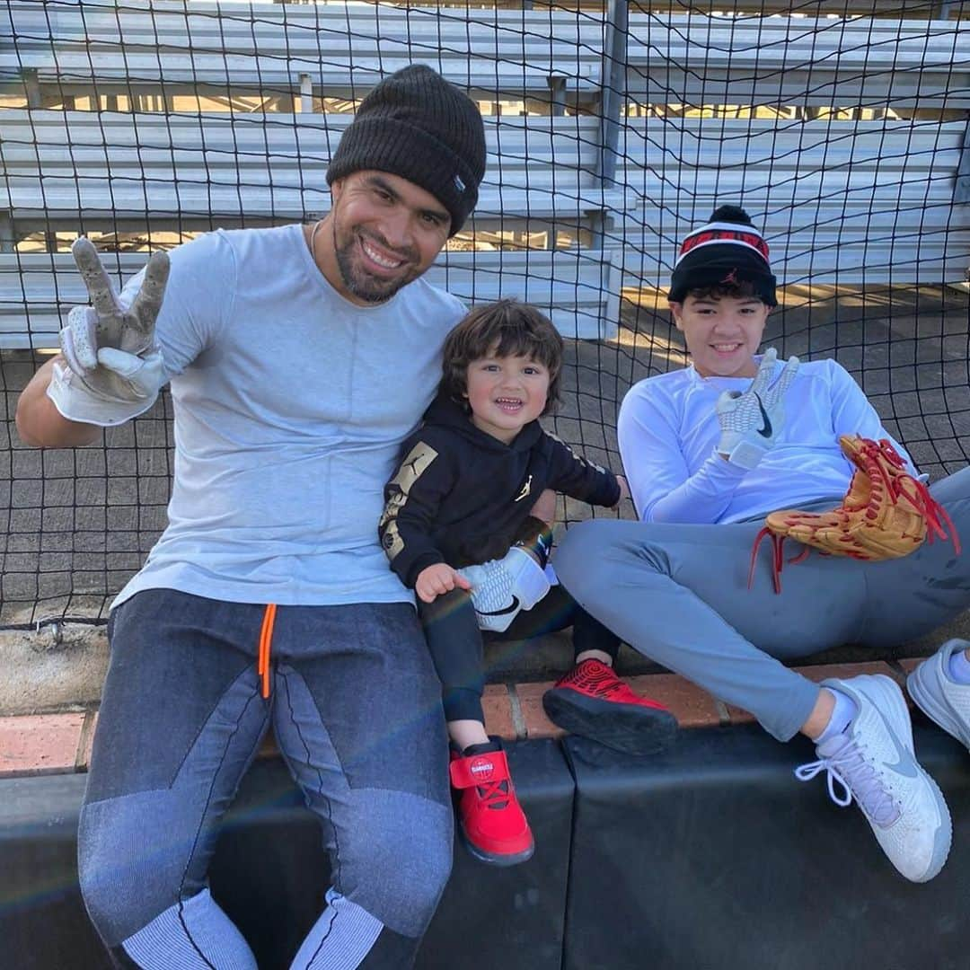 ロビンソン・チリノスさんのインスタグラム写真 - (ロビンソン・チリノスInstagram)「Un sábado maravilloso con mis hijos @davidchirinos28 y #julianchirinos en el estadio 🙏✌️⚾️」12月20日 13時45分 - robinsonch28