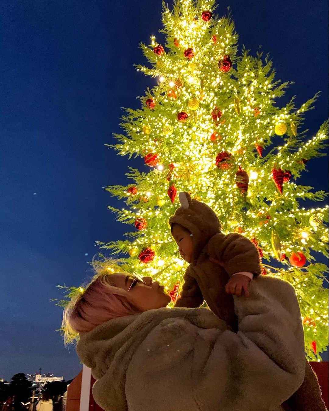 miniのインスタグラム：「去年のクリスマスにはまだお腹の中に小粒サイズでいたアリエル🤰💓💜 あの時は、ママも妊婦になりたてで、いつも気持ち悪くて、ずっと眠くて1日中寝ていたね😴 あれから1年… 色々人生が180度変わって、色々な思い出がありすぎて、長かったような、、あっという間だったような、、🙄✨ とにかく今は目の前で天使のようにいつも笑いかけてくれる👼ちっこいPinK monster👶🏽😛💓💜 あなたに出逢えた事が今年は最大のママとパパへのX'masプレゼントだよ🎁💕✨ #happy #happyholidays #merrychristmas #merryxmas #baby #babybear #love #chiristmastree #xmastree」