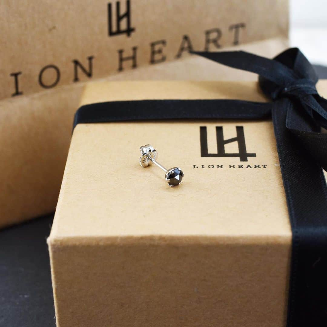 LION HEARTさんのインスタグラム写真 - (LION HEARTInstagram)「﻿ ﻿ ブラックダイヤモンドピアス/Mサイズ/プラチナ900﻿ 税込 13,200円﻿ ＿＿＿＿＿＿＿＿＿＿＿＿＿＿﻿ 🎁クリスマスクーポン対象商品﻿ オンラインストアと直営の3店舗で﻿ 1000円クーポンをプレゼントしています！﻿ 詳しくは公開中のクリスマス特集ページ﻿ 『TOKYO NIGHT GEMS』をチェック✨﻿ ＿＿＿＿＿＿＿＿＿＿＿＿＿＿﻿ ﻿ 📣LION HEARTオンラインストアランキング第7位﻿ ﻿ プラチナの台座にカットの美しいブラックダイヤ。﻿ シンプルなフォルムにたたずむ﻿ 希少価値の高いブラックダイヤモンドの存在感が﻿ 高級感を感じさせます。﻿ ﻿ 素材もデザインも﻿ 長く使っていただけるピアスです✴︎﻿ ﻿ 大切な人への贈り物に、﻿ 自分へのご褒美に✴︎﻿ ﻿ ﻿ ℹ️IGTV動画で紹介しています！﻿ 『クリスマスギフトおすすめアイテムの紹介』﻿ 『ライオンハート新宿マルイメン店からおすすめ商品のご紹介』﻿ この２つの動画で紹介しました！﻿ ぜひチェックしてみてください🎄﻿ ﻿ ————————————————————————﻿ #ライオンハート #lionheart﻿ #アクセサリー #accessory ﻿ #メンズピアス  #プラチナピアス ﻿ #メンズアクセ  #ブラックダイヤ ﻿ #ブラックダイヤのピアス #プラチナアクセサリー  #クリスマス #クリスマスプレゼントにオススメ ﻿ #ギフトラッピング #プレゼントボックス🎁 ﻿ #ピアス男子 #ピアスプレゼント #クーポン配布中  #人気のピアス #ダイヤモンドアクセサリー ﻿ #クリスマスプレゼント悩み中 #クリスマス2020  #メンズコーディネート #クリスマスギフト﻿ #クリスマスプレゼント #ギフト #ペアアクセ﻿ #zozotown #阪急メンズ大阪 ﻿ #新宿マルイメン #有楽町マルイ」12月20日 13時52分 - lion_heart_accessory