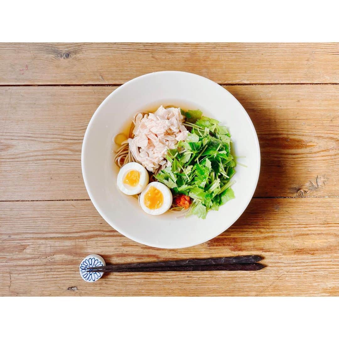 竹中友紀子のインスタグラム：「#おうちごと  休日のおうちランチ 蒸し鶏を作ったあとに茹で汁で必ず作る蒸し鶏のフォー フォーの代わりにお蕎麦を使ったりと毎回いろいろアレンジを加えていますが、今回は  フォー → お蕎麦 パクチー → 三つ葉 ナンプラー → いしる ブラックペッパー → かんずり  とかなり和に寄せてみました。 パクチーの代用として三つ葉を使うのに最近ハマっていて、よだれ鷄やヤムウンセンなどいろいろ試しているところ^ ^」
