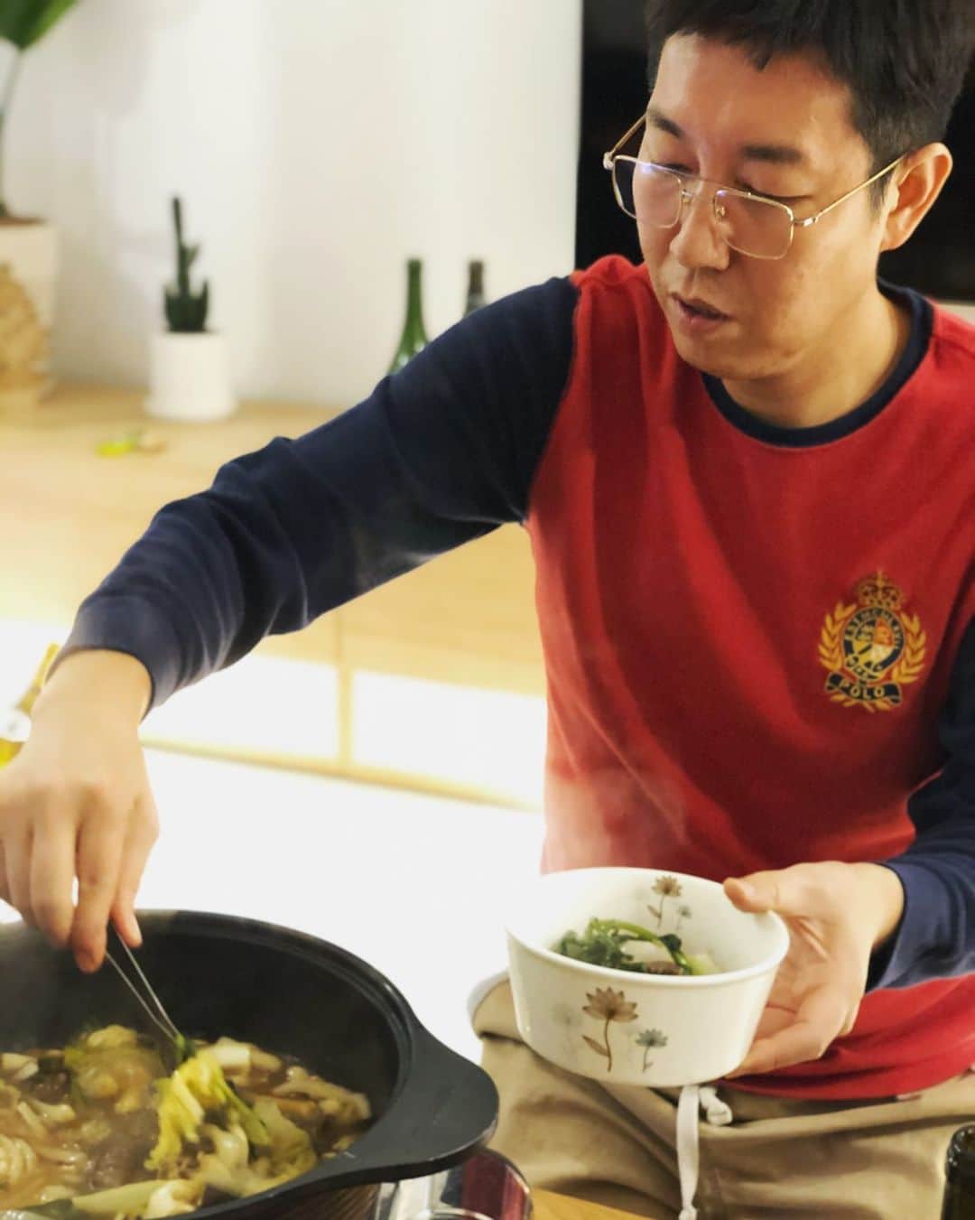 キム・ヨンチョルさんのインスタグラム写真 - (キム・ヨンチョルInstagram)「이게 낫겠다! #집콕 집에서 요리하는 요린이 영철이! 👍」12月20日 13時50分 - luxekim