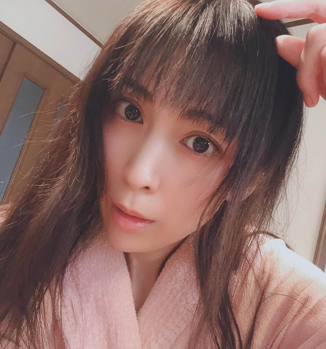 雛形あきこさんのインスタグラム写真 - (雛形あきこInstagram)「前髪伸びてきました。このまま伸ばそうか、切ろうか悩みちゅう #前髪もそうですが #髪ばっさばさで #すみません」12月20日 14時00分 - akiko_hinagata