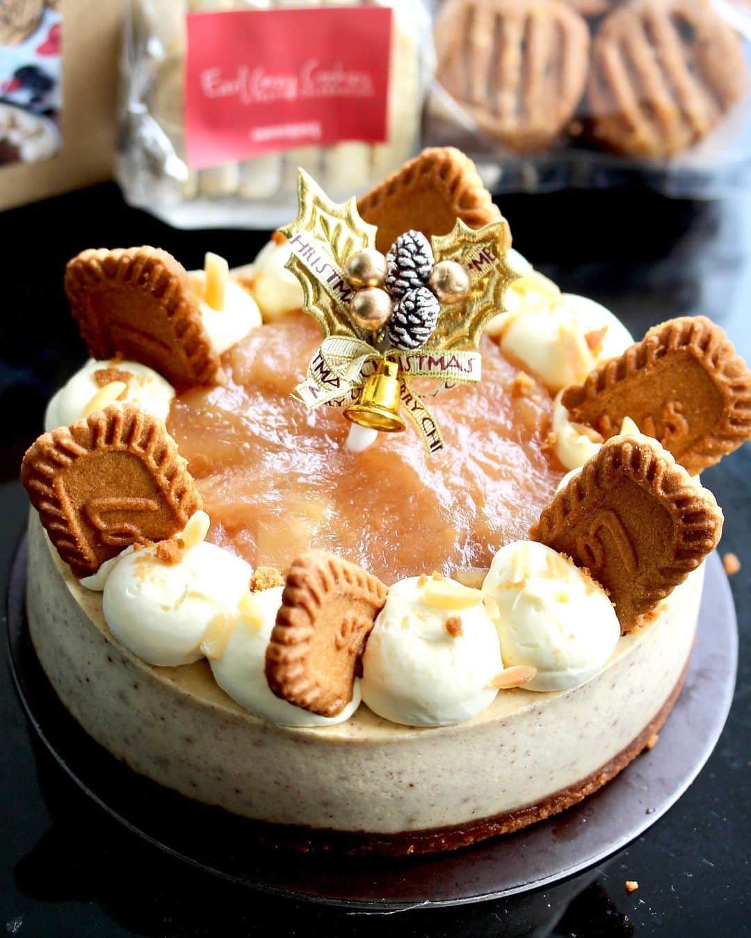 Li Tian の雑貨屋さんのインスタグラム写真 - (Li Tian の雑貨屋Instagram)「5 days to Xmas and have u gotten your Xmas feast sorted? Am thinking of this spiced Apple Cheesecake ($42/kg) with caramelized apple and lotus biscuit on top. It’s quite a rich indulgent with hints of cinnamon that would fit a cosy warmth Christmas at home   • • • #christmas #singapore #desserts #igersjp #yummy #love #sgfood #foodporn #igsg #ケーキ  #instafood #beautifulcuisines #sgbakes #bonappetit #cafe #cakes #bake #sgcakes #スイーツ #feedfeed #pastry #sgcafe #cake #sgchristmas #chocolate #mediadrop #swiss   #クリスマス #sgdessert #sgcakes #cheesecake」12月20日 13時53分 - dairyandcream