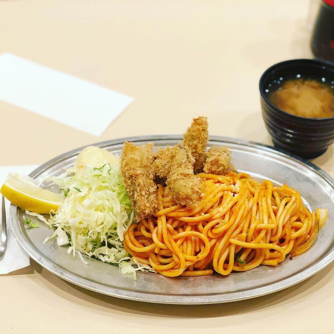 岡田育さんのインスタグラム写真 - (岡田育Instagram)「Fried oysters and tomato ketchup sause spaghetti with miso soup. It’s nowhere but Japanese downtown style though we call it Napolitan.  🦪🍝💯🥢 . . こういうカキフライ定食が食べたい！と決め打ちで、そういうカキフライ定食を食べに行きました。皿と盛り付けまで完璧、大満足。ちなみに私こういうもの食べるときだけ下戸になります。 #井之頭五郎 が憑依するんだろう。」12月20日 13時59分 - okadaic