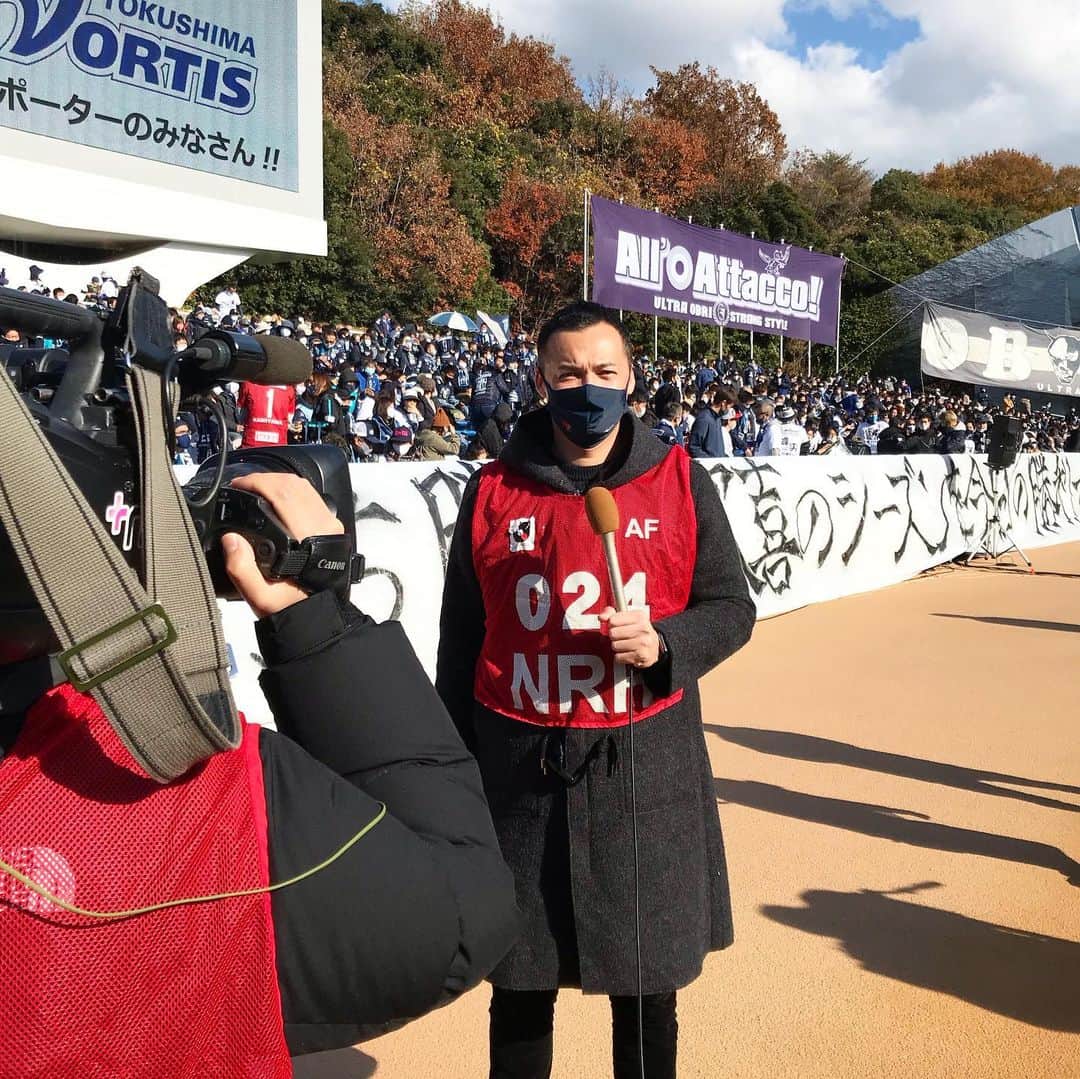 三好ジェームスのインスタグラム：「アビスパ福岡の今シーズン最終戦！ サポーター多い。 勝って締めくくってほしいなぁ。  #アビスパ福岡#アビスパ#福岡#頂上決戦#徳島ヴォルティス#徳島#ヴォルティス#ベススタ#j2#Jリーグ#football#soccer」
