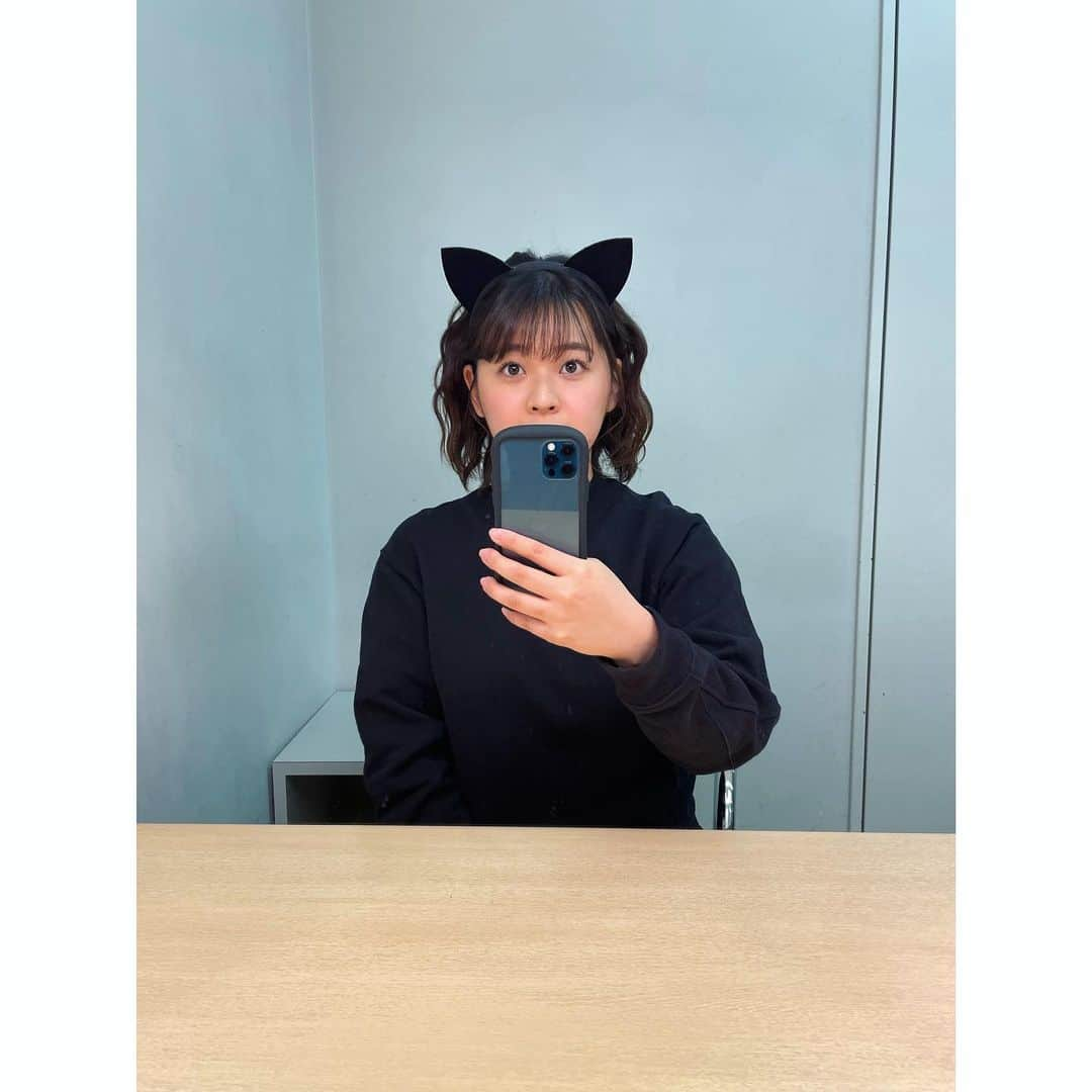 谷元星奈さんのインスタグラム写真 - (谷元星奈Instagram)「🐈‍⬛  先日YouTubeで生配信したアナウンサー朗読会。  その様子が、あす12/21(月) 朝4:29〜地上波でも放送されます！  私は、竹上アナ書き下ろし作品を2年連続で担当させて頂きました☺️  心温まる作品の数々、是非ご覧ください❄️  #カンテレ#アナウンサー#朗読#クリスマス #アナウンサー朗読会#Greetings#クリスマスの手紙#手紙#youtube#生配信 #今年 は#黒猫 役でした#最近#スマホ#変えました#🤳#鏡越し でも#画質きれい ！ ﻿」12月20日 14時08分 - tanimoto_seina