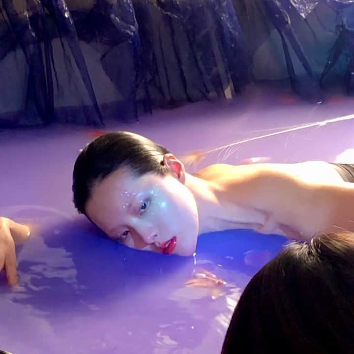 イム・キムのインスタグラム：「@ringrangrung_official 💄🖤✨」
