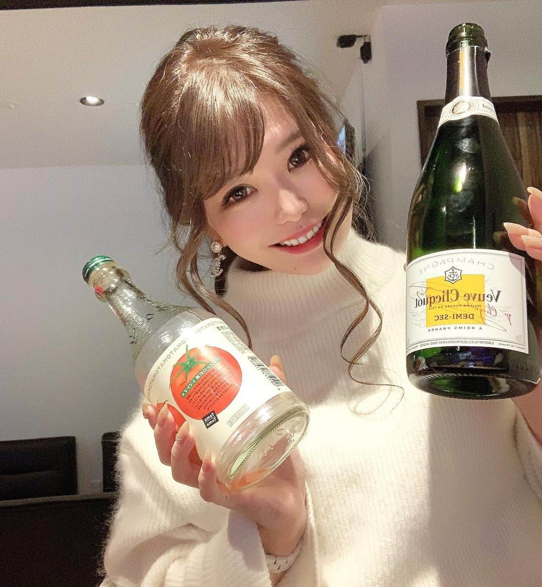 愛咲えれなのインスタグラム：「.. . しげさんのお店の オープン祝いに💓💓 @shigeki5723 . バーラフター🪔💓 すっごい雰囲気のいい たのしいお店でした✨✨ . 大阪府大阪市中央区東心斎橋2-3-17 パピヨンビルB1F . Club IRIS 愛咲 えれな  . #愛咲えれな #きゃばきゃば #美女と野獣　#キャバ嬢 #iris #キャバクラ #クラブ #ミナミ #北新地 #宗右衛門町 #ポケパラ #指名 #えれな #シャネル #バースデーイベント #シャンパン #アルマンド #踊れるキャバ嬢 #踊れるキャバ嬢といえばえれな #イリス #ホステス #いいね返し #キャバ #ソウメイジャパン #ベルロゼ　#クラブイリス #黒髪ロング #フォロー増やしたい」