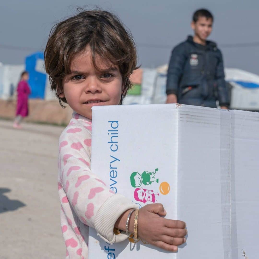 unicefさんのインスタグラム写真 - (unicefInstagram)「These children are carrying boxes of boots, coats, scarves and hats in Hassan Sham, a camp for people displaced by violence in northern Iraq. Families are reeling from years of conflict, economic instability and now COVID-19. UNICEF is on the ground with local partners working to reach 3.1 million children with education, nutrition, protection and health services. Join us in helping improve a child's life by donating today through the link in our bio. @unicef_iraq @unicef_mena © UNICEF/2020/@anmar_rfaat」12月20日 14時16分 - unicef