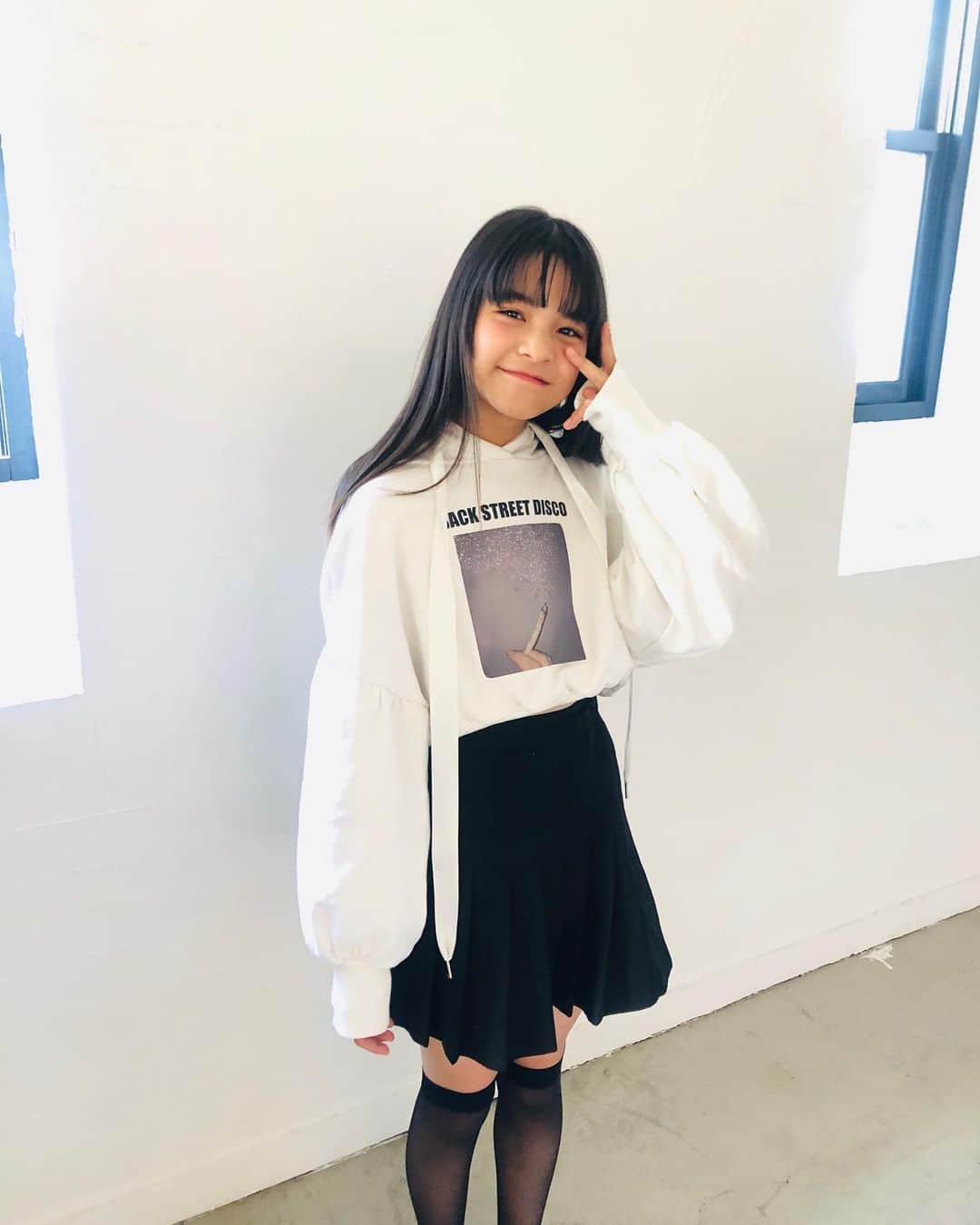 ニコ☆プチのインスタグラム：「🥳💖🌟 もうすぐでニコ☆プチ2月号の発売日‼︎📚 ドキドキの新プチモ発表に😳💓 今年の流行をぎゅぎゅっとつめこんだ 小学生まるごとランキング🏆 ブランド福袋特集🛍 ファーストコスメのススメ💄などなど……🥰✨ 盛りだくさんな号になっているので あと少し楽しみにまっててね🧚‍♀️🎶 . . 写真はコハナの私服🙋🏻‍♀️🖤🤍 #有坂心花」