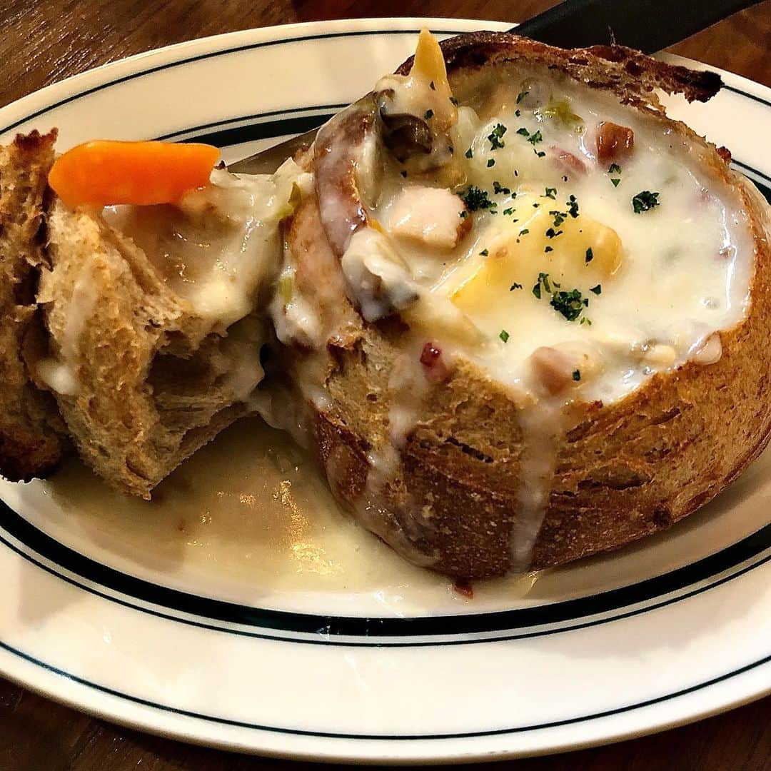 みのり(26)＠東京 ダイエットのインスタグラム：「. . #crossroadbakery  @crossroad_bakery のパン🥖🥐 . . #breadbowl #クラムチャウダー　🥛❤️ . パンはフランスパンか、ライ麦か選べるんだけど ライ麦のパンで☺️ . 朝、お散歩して恵比寿のパン屋さん。 寒いから暖かいスープ飲みたくなるよね！ . 今日は夜勤なので しっかり食べました🍳 . . 夜勤の皆さん、がんばりましょ💓 . . #diet #ダイエット #サラダランチ #morning #モーニング #ブランチ #salada #食生活 #恵比寿 #ebisu #恵比寿カフェ  #ベーカリーカフェ #恵比寿グルメ #パン大好き #bakeryshop  #カフェ巡り #カフェ部  #飯テロ #ダイエットは明日から #東京カレンダー #rizap #食スタグラム #カフェラテ #caffelatte」