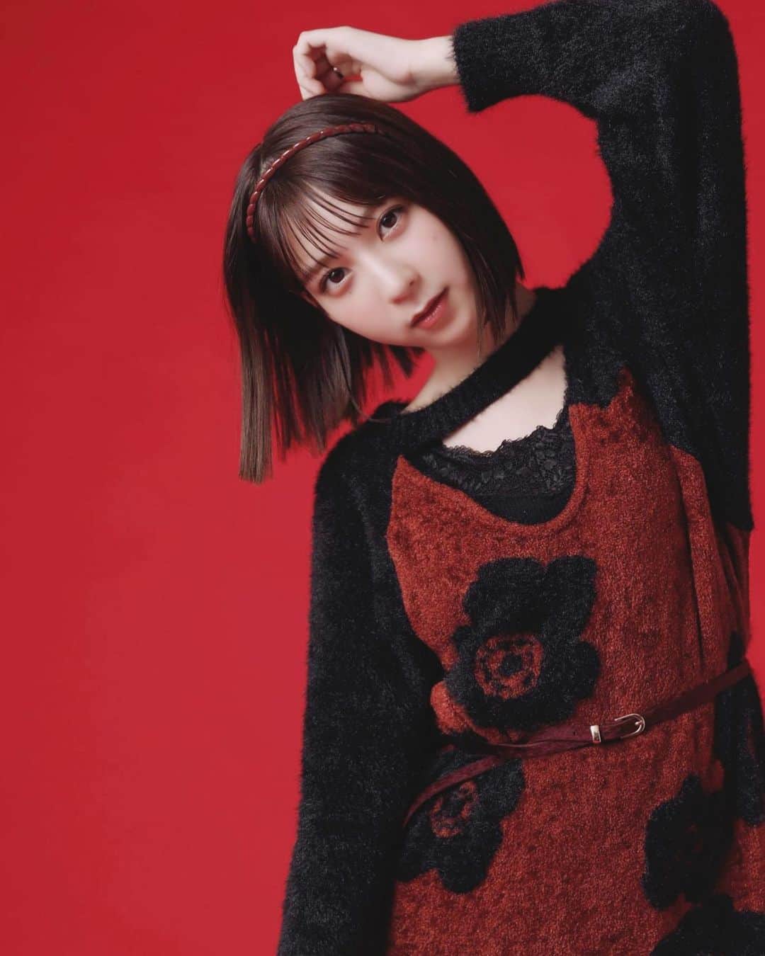 松岡菜摘のインスタグラム：「. . 生写真オフショット！ なんかすごく斜めだね。笑 . .」