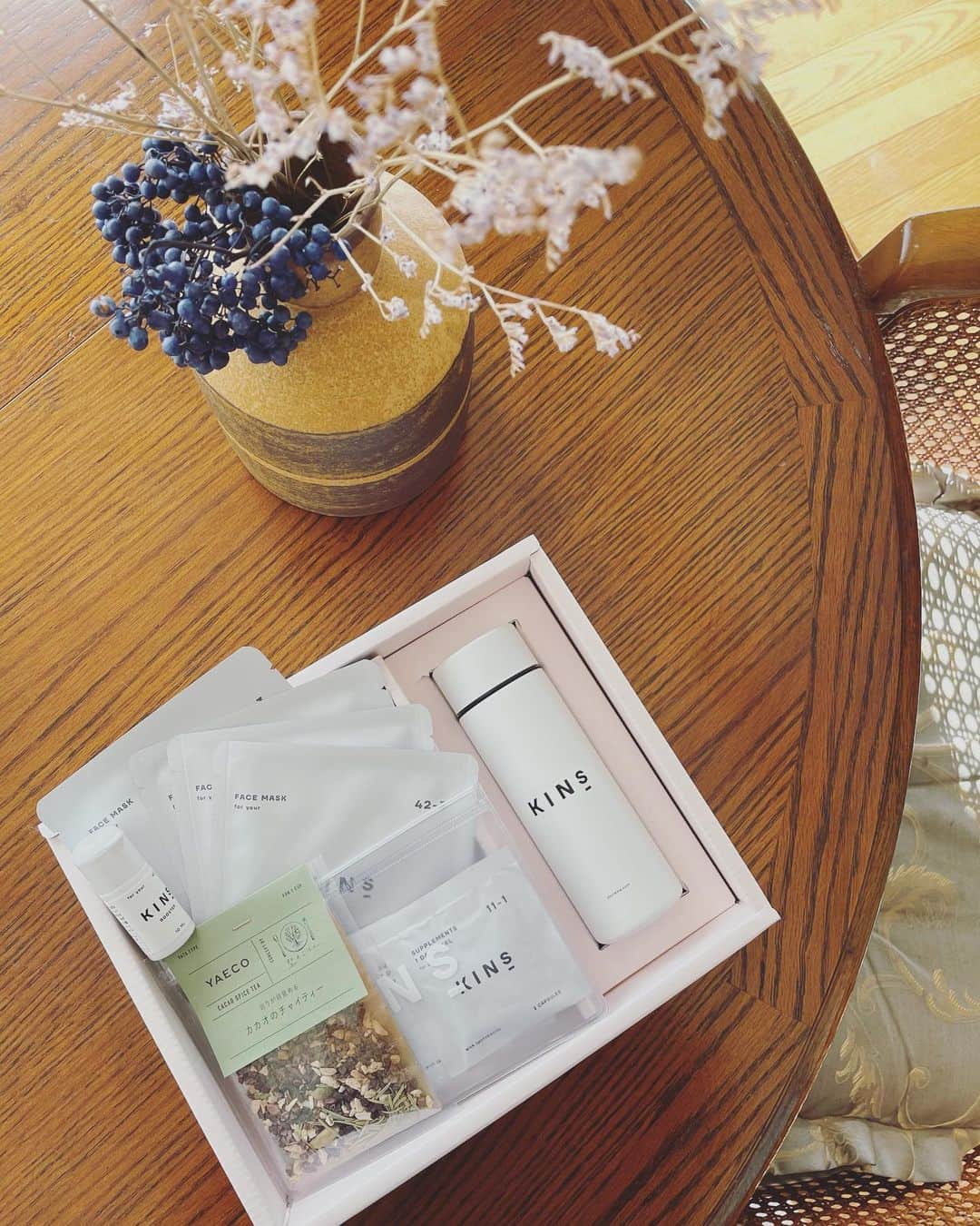 蒼あんなのインスタグラム：「@yourkins_official のウィンターボックス届いた~☺️🎄お正月に沢山食べる前に菌活して腸の中綺麗にするんだ💪✨腸と脳は繋がってるんだってさ！最近毎朝コーヒーの代わりに白湯飲みかえて善玉菌とるようにしてたらお腹の調子良い気する🥺やぱ継続ですね🤔  #kins #腸活 #菌活 #デトックス」