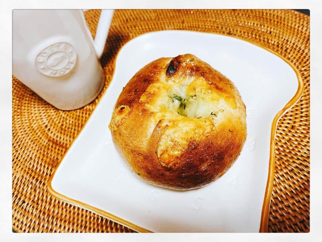 小川麻琴さんのインスタグラム写真 - (小川麻琴Instagram)「「しまべーぐる」さんの紫蘇チーズベーグル🥯  紫蘇のベーグルは初めて食べましたが、細かく刻んだ紫蘇が生地にたっぷり練り込んであって  チーズとの相性も抜群で、とっても美味しいお食事系ベーグルでした💕  #お昼ごパン #しまべーぐる  #紫蘇チーズ  #ベーグル #まことパン #まことベーグル #パンスタグラム」12月20日 14時27分 - 1029_makoto