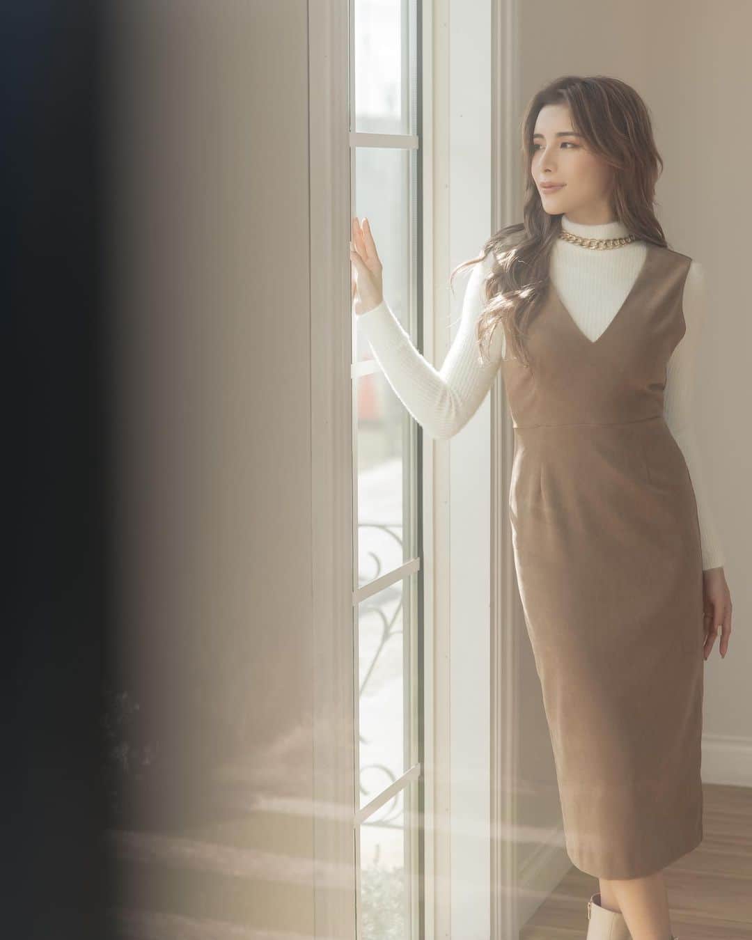 デュラスアンビエントのインスタグラム：「𝐁𝐨𝐭𝐭𝐥𝐞 𝐧𝐞𝐜𝐤 𝐬𝐡𝐚𝐠𝐠𝐲 𝐫𝐢𝐛 𝐤𝐧𝐢𝐭 〈Ivory,Beige,Black〉 ベーシックなデザインなのでパンツスタイルから、フェミニンコーデまで、幅広いスタイリングに活躍するアイテム  𝐕 𝐧𝐞𝐜𝐤 𝐭𝐢𝐠𝐡𝐭 𝐨𝐧𝐞 𝐩𝐢𝐞𝐜𝐞  〈Mocha,Black〉 ディープに開いた前後両Vネックが顔周りをスッキリと、ボディラインを美しく魅せてくれる計算されたシルエット。 コーデュロイライクな素材ですが、ややストレッチも効いていて着用感が良く、後ろには深めのスリットもあり、足さばきも楽に。  _____________________________________ www.ambient-online.com @ambientofficial @ambient_ariake @ambient_yurakucho @ambient.opa #アンビエント#ambient_official  #coordinate #styling #20AW #fw20 #chic」