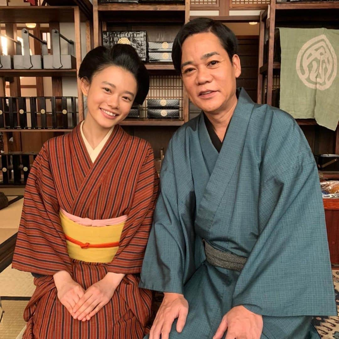 杉咲花のインスタグラム：「おちょやん第４週は波乱の幕開けですが、とっても温かくて忘れられない回です。お楽しみに。 写真は大好きな旦さんと☺️」