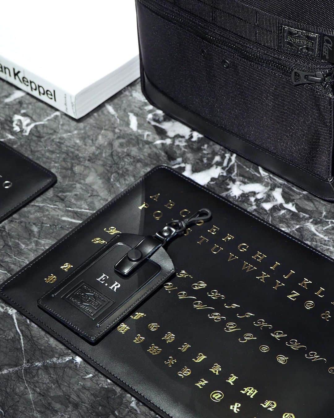 のインスタグラム：「. "PORTER aGEL GRIP"  ただいまPORTER flagship store、CLOAKROOM by PORTERでは「PORTER aGEL GRIP」をご購入のお客様に限り、付属ラゲッジタグへのイニシャル刻印を行っております。  ・刻印内容 英単語最大3文字までお選びいただけます。(別途「ドット」を2文字まで入れることが可能です。)  ・フォント 3種類からお選びいただけます。  ・カラー ゴールド・シルバー・素押しの3種類からお選びいただけます。  ・価格 1文字¥600(税別) ※素押しの場合1文字¥500(税別)  ※ラゲッジタグの刻印はお渡しまで3週間前後の期間をいただいています。予めご了承ください。  ﻿ PORTER aGEL GRIPはハンドルを「握る」という本質的な動作に焦点を当て、その握りやすさを追求したビジネスシリーズです。 株式会社タイカが開発した「αGEL（アルファゲル）」の持つ特性に辿り着き、﻿その技術をカバンに応用し、幾度となく改良を重ねて「αGEL」を内蔵した画期的なハンドルが完成しました。このハンドルは単に柔らかいだけではなく、指にかかる圧力を分散させ、重さを感じにくく心地よい握りを体感することができます。﻿  ﻿ メイン素材には従来のバリスティックナイロンの耐久性はそのままに、約20％軽量化した「コーデュラ®ホロフィルエアーバリスティック™」を採用しました。さらに、現代のビジネスパーソンのニーズに応える機能的な収納ポケットやカバン本体の自立性、そしてオリジナルで製作したラゲッジタグなどの付属品を備え、細部にまでこだわり抜いた意匠に仕上げています。﻿ブラックとネイビーの2色展開です。  こちらのアイテムは、PORTER flagship store、PORTER STAND、KURA CHIKA by PORTER、POTR、PORTER KOREA、CLOAKROOM by PORTER、オフィシャルオンラインストアのみでの限定発売です。 ﻿﻿ ※こちらのシリーズは吉田カバンオフィシャルオンラインストアでもご購入いただけます。 https://www.yoshidakaban.com/sp/product/search_result.html?p_brand=1&p_series=38138  #yoshidakaban #porter #luggagelabel　 #porteryoshida #porterflagshipstore #porterstand #kurachikabyporter #potr #cloakroombyporter  #madeinjapan #japan #omotesando #marunouchi #osaka #agelgrip #agel #grip #businessbag #briefcase #cordura #ballistic #hollofilair #吉田カバン #ポーター #αゲル #アルファゲル#ビジネスバッグ」