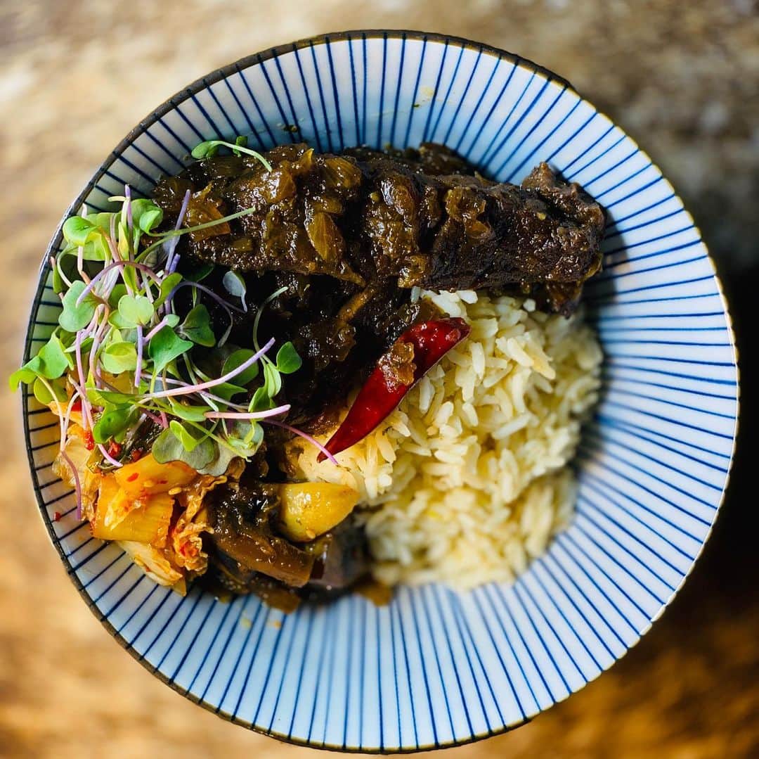 ケリスのインスタグラム：「Saturday night, my bolgogi short ribs and kimchi ooohweee ! So good ! Bountyandfull.com it's a lifestyle  Dutch oven  Sesame oil  Short ribs Salt Umami baby (Kelis favs GM BOX) Soy sauce  Cherry bourbon infused maple syrup  Chopped Onions Garlic  Grated Ginger  Thai chili White Button mushroom  Splash of Fish sauce  Water  Cover and let it roll . Done in 30-45 min serve with rice and micro greens」