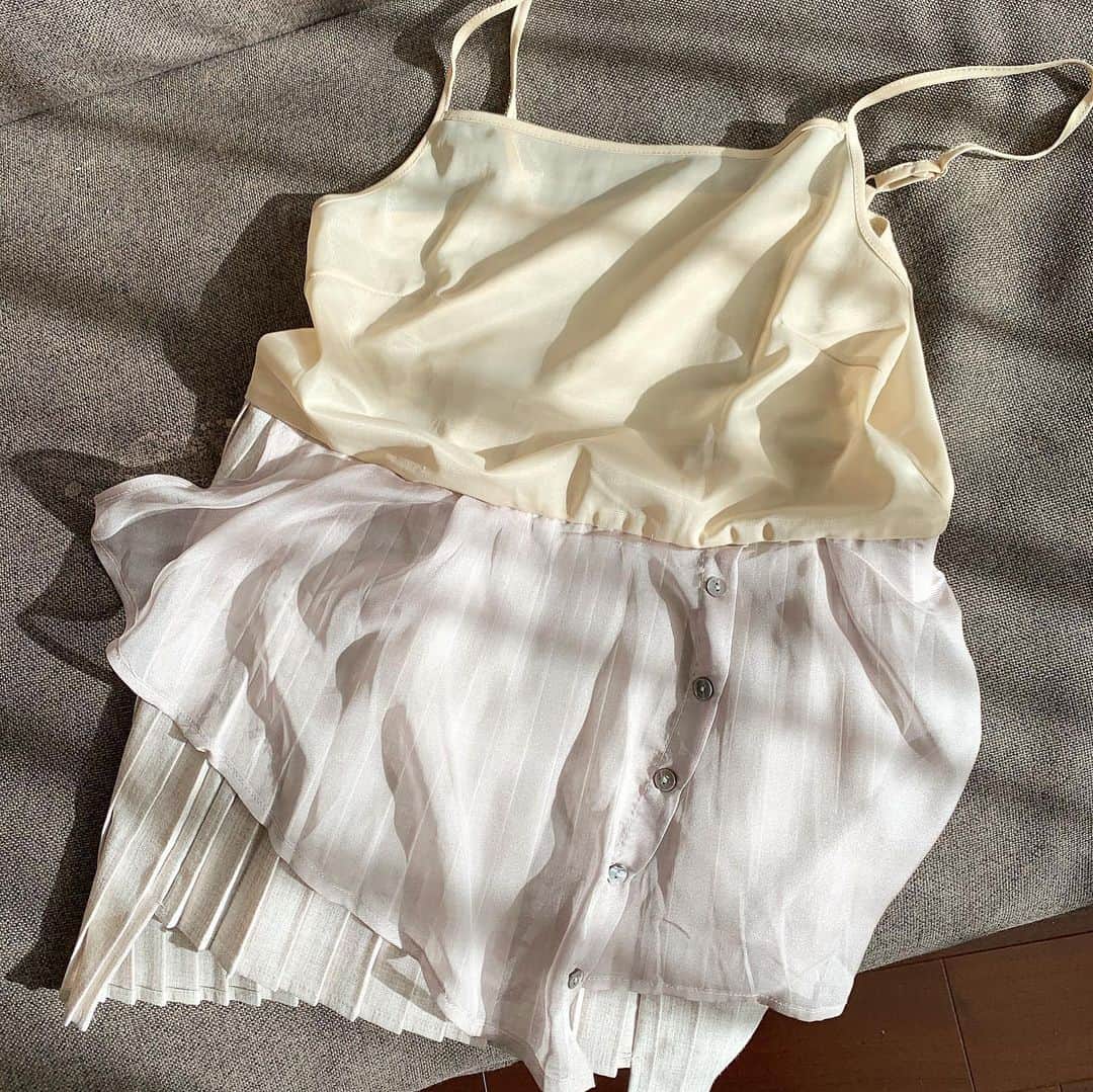 ayakonbubuさんのインスタグラム写真 - (ayakonbubuInstagram)「@kesemoi_official  の #ボトルネックレイヤードプルオーバー  着てるのは新色の　グレーベージュ️ サイズ38  これなんと　キャミとニットのセットなんだけど、 袖のシフォンはニットにくっついてるの！ 凝ってる‼️ キャミは洗って干したんだけど、プリーツとれなくて　しっかりしてたよ👍  今見たらzozoで1000円クーポン出てた🙌  お正月は 1日〜5日まで　公式オフィシャルサイトで お年玉クーポン(2021円分)が配布されるって❤️  @bittoko_biz   ボトムは　@uniqlo_ginza  #ヒートテック #スマパン  ------------------------------  #uniqloginza2020FW #こんぶコーデ #kesemoi#ケセモイ#変化球コーデ  #プチプラ#プチプラコーデ#アラフォーコーデ#アラフォーファッション #uniqloginza#uniqloginza2020fw#uniqlo#uniqloコーデ #uniqlolifewear #uniqloginza2020aw#新作#uniqlo新作 #locari  #40代コーデ #40代ファッション」12月20日 14時49分 - ayakonbubu