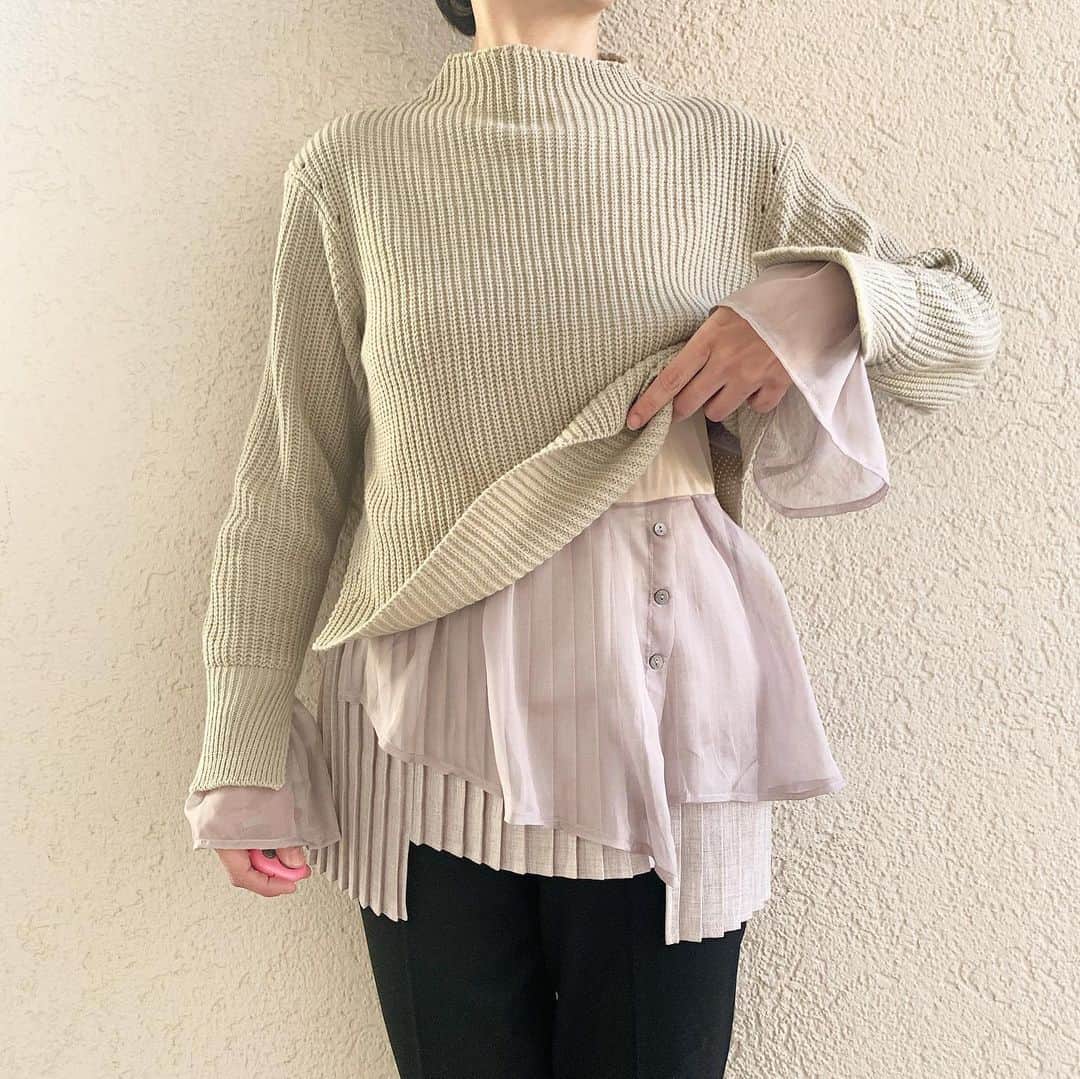 ayakonbubuさんのインスタグラム写真 - (ayakonbubuInstagram)「@kesemoi_official  の #ボトルネックレイヤードプルオーバー  着てるのは新色の　グレーベージュ️ サイズ38  これなんと　キャミとニットのセットなんだけど、 袖のシフォンはニットにくっついてるの！ 凝ってる‼️ キャミは洗って干したんだけど、プリーツとれなくて　しっかりしてたよ👍  今見たらzozoで1000円クーポン出てた🙌  お正月は 1日〜5日まで　公式オフィシャルサイトで お年玉クーポン(2021円分)が配布されるって❤️  @bittoko_biz   ボトムは　@uniqlo_ginza  #ヒートテック #スマパン  ------------------------------  #uniqloginza2020FW #こんぶコーデ #kesemoi#ケセモイ#変化球コーデ  #プチプラ#プチプラコーデ#アラフォーコーデ#アラフォーファッション #uniqloginza#uniqloginza2020fw#uniqlo#uniqloコーデ #uniqlolifewear #uniqloginza2020aw#新作#uniqlo新作 #locari  #40代コーデ #40代ファッション」12月20日 14時49分 - ayakonbubu
