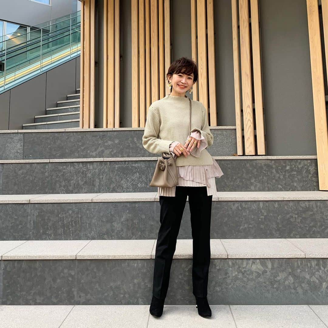 ayakonbubuさんのインスタグラム写真 - (ayakonbubuInstagram)「@kesemoi_official  の #ボトルネックレイヤードプルオーバー  着てるのは新色の　グレーベージュ️ サイズ38  これなんと　キャミとニットのセットなんだけど、 袖のシフォンはニットにくっついてるの！ 凝ってる‼️ キャミは洗って干したんだけど、プリーツとれなくて　しっかりしてたよ👍  今見たらzozoで1000円クーポン出てた🙌  お正月は 1日〜5日まで　公式オフィシャルサイトで お年玉クーポン(2021円分)が配布されるって❤️  @bittoko_biz   ボトムは　@uniqlo_ginza  #ヒートテック #スマパン  ------------------------------  #uniqloginza2020FW #こんぶコーデ #kesemoi#ケセモイ#変化球コーデ  #プチプラ#プチプラコーデ#アラフォーコーデ#アラフォーファッション #uniqloginza#uniqloginza2020fw#uniqlo#uniqloコーデ #uniqlolifewear #uniqloginza2020aw#新作#uniqlo新作 #locari  #40代コーデ #40代ファッション」12月20日 14時49分 - ayakonbubu