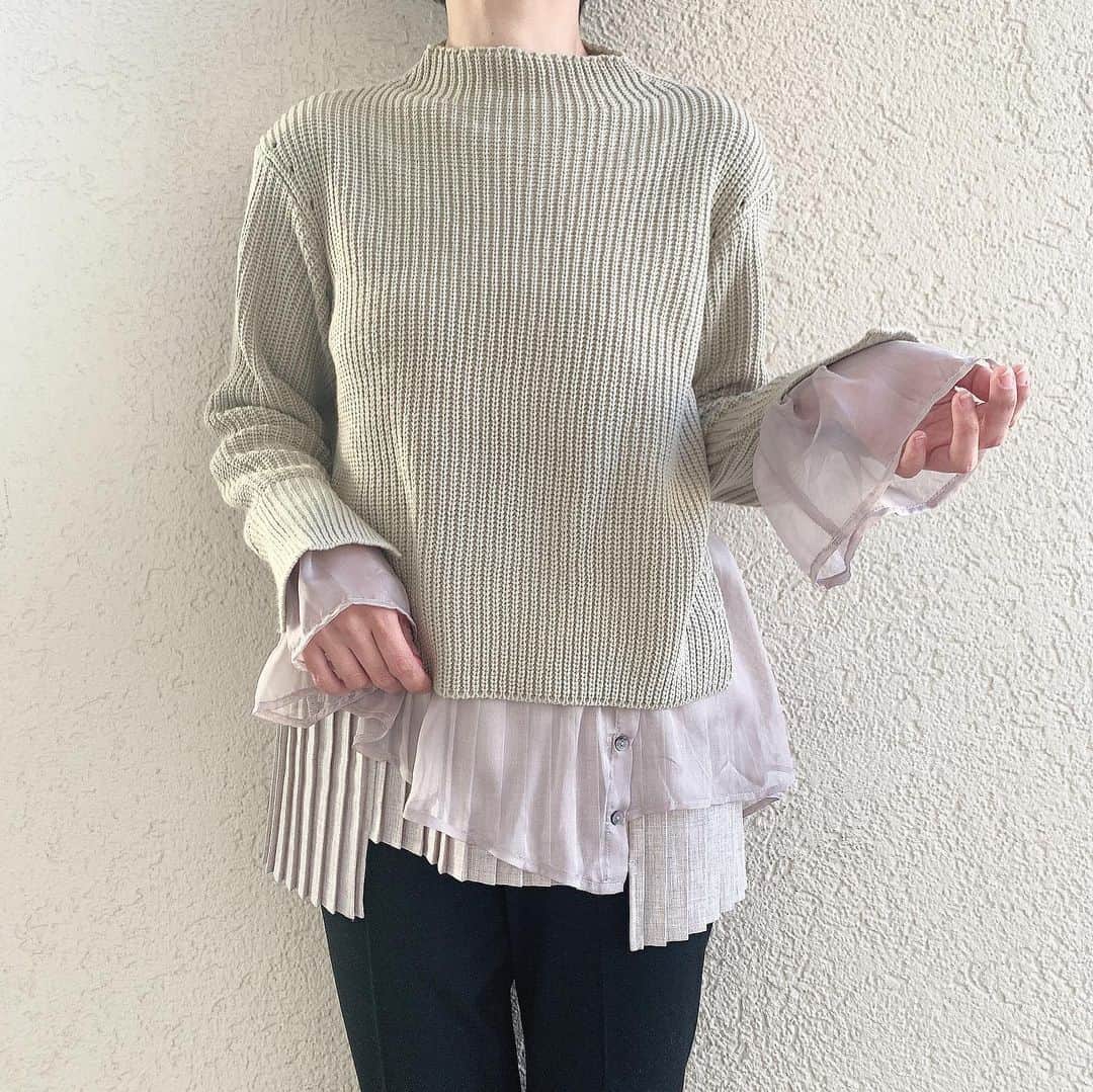 ayakonbubuさんのインスタグラム写真 - (ayakonbubuInstagram)「@kesemoi_official  の #ボトルネックレイヤードプルオーバー  着てるのは新色の　グレーベージュ️ サイズ38  これなんと　キャミとニットのセットなんだけど、 袖のシフォンはニットにくっついてるの！ 凝ってる‼️ キャミは洗って干したんだけど、プリーツとれなくて　しっかりしてたよ👍  今見たらzozoで1000円クーポン出てた🙌  お正月は 1日〜5日まで　公式オフィシャルサイトで お年玉クーポン(2021円分)が配布されるって❤️  @bittoko_biz   ボトムは　@uniqlo_ginza  #ヒートテック #スマパン  ------------------------------  #uniqloginza2020FW #こんぶコーデ #kesemoi#ケセモイ#変化球コーデ  #プチプラ#プチプラコーデ#アラフォーコーデ#アラフォーファッション #uniqloginza#uniqloginza2020fw#uniqlo#uniqloコーデ #uniqlolifewear #uniqloginza2020aw#新作#uniqlo新作 #locari  #40代コーデ #40代ファッション」12月20日 14時49分 - ayakonbubu