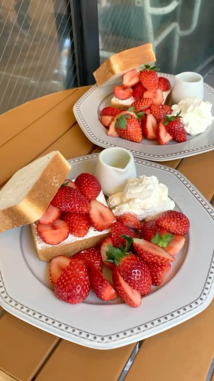 のインスタグラム：「🍓いちごコレクション2020🍓 - Strawberry collection -  ①February Kitchenのいちごサンド(浅草) ②BLICK LANEのいちごカップケーキ(世田谷) ③ダカフェのいちごサンド(恵比寿) ③果実園のあまおうズコット(池袋・他) ④WHITE GLASS COFFEEのいちごショートケーキ(渋谷) ⑤MARGARET HOWELL SHOP ＆ CAFEのヴィクトリアケーキ(吉祥寺・二子玉川) ⑥Breath cafeのお一人様シフォン(新宿) ⑦Res cafeのストロベリーミルフィーユ(高田馬場)」