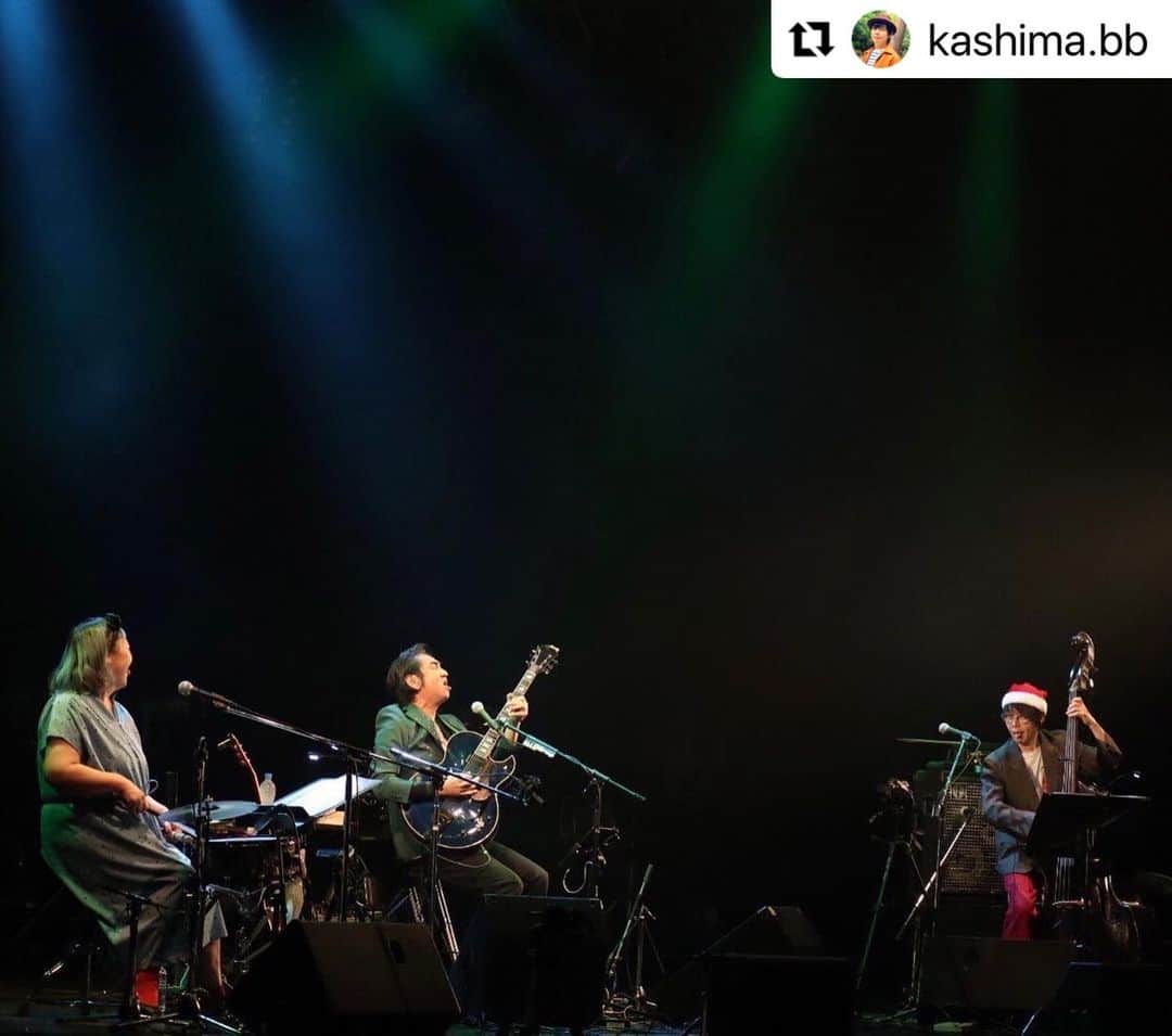 田島貴男さんのインスタグラム写真 - (田島貴男Instagram)「#Repost @kashima.bb with @make_repost ・・・ ORIGINAL LOVE Acoustic Trio ﻿ Xmas Love 2020 ﻿ 素晴らしい夜だった。﻿ ﻿ こんな状況の中、﻿ 勇気を出して足を運んでいただいた観客のみなさんには、本当に感謝しかない。﻿ ﻿ マスクの下からの「熱い思い」がヒシヒシと伝わって来て、とても勇気づけられた。﻿ ﻿ 音楽やっぱり最高‼️﻿ ﻿ そして、、﻿ 配信をご覧になっていただいた、﻿ またはこれからご覧になるみなさん。﻿ ありがとうございます‼️﻿ きっと、たくさんの何かを共有できると思います！﻿ ﻿ アーカイブ配信(見逃し配信)閲覧は2020年12月25日(金)23:59まで可能です。﻿ 是非観てくださいね🎄﻿ ﻿ https://originallove.moala.live/products/xmaslove2020-tsutayaoeast-st﻿ ﻿ #オリジナルラブ ﻿ #クリスマスラブ #オリジナルラブアコースティックトリオ﻿ #田島貴男　#真城めぐみ　#鹿島達也﻿」12月20日 14時56分 - tajimatakao