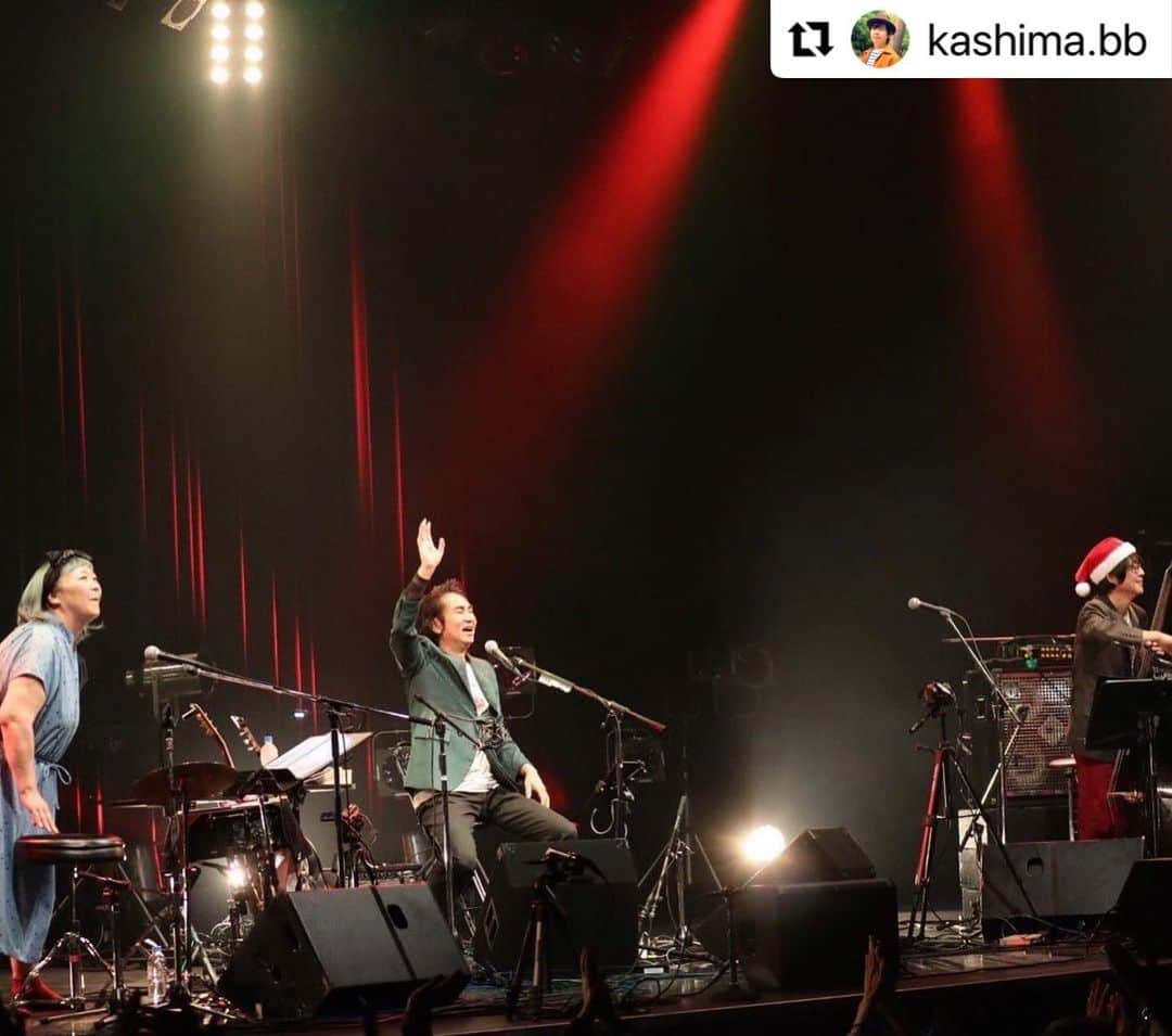 田島貴男さんのインスタグラム写真 - (田島貴男Instagram)「#Repost @kashima.bb with @make_repost ・・・ ORIGINAL LOVE Acoustic Trio ﻿ Xmas Love 2020 ﻿ 素晴らしい夜だった。﻿ ﻿ こんな状況の中、﻿ 勇気を出して足を運んでいただいた観客のみなさんには、本当に感謝しかない。﻿ ﻿ マスクの下からの「熱い思い」がヒシヒシと伝わって来て、とても勇気づけられた。﻿ ﻿ 音楽やっぱり最高‼️﻿ ﻿ そして、、﻿ 配信をご覧になっていただいた、﻿ またはこれからご覧になるみなさん。﻿ ありがとうございます‼️﻿ きっと、たくさんの何かを共有できると思います！﻿ ﻿ アーカイブ配信(見逃し配信)閲覧は2020年12月25日(金)23:59まで可能です。﻿ 是非観てくださいね🎄﻿ ﻿ https://originallove.moala.live/products/xmaslove2020-tsutayaoeast-st﻿ ﻿ #オリジナルラブ ﻿ #クリスマスラブ #オリジナルラブアコースティックトリオ﻿ #田島貴男　#真城めぐみ　#鹿島達也﻿」12月20日 14時56分 - tajimatakao