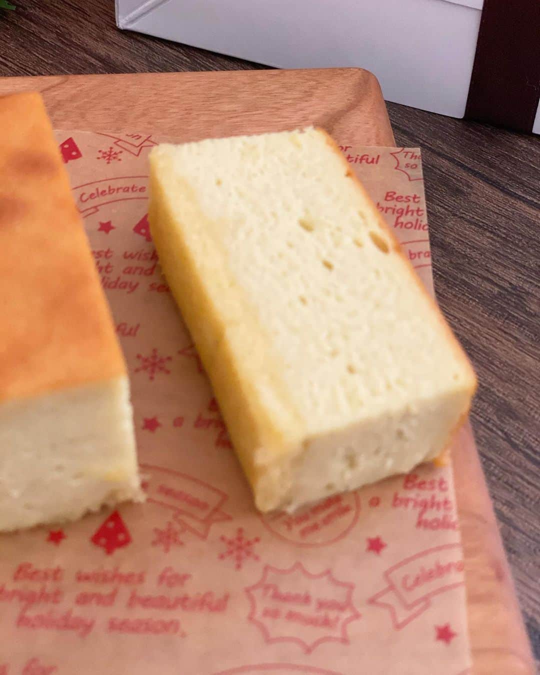 イトウジュン（タイ料理研究家）さんのインスタグラム写真 - (イトウジュン（タイ料理研究家）Instagram)「美味しいチーズ🧀スフレ発見🥰 インスタでよく投稿見つけて気になったのでお取り寄せしてみたよ 安比高原の #チーズスフレ  フワフワで美味しいよー  このチーズスフレは 食べ方が4種類ある！  その1.冷凍のまま食べるとフローズンケーキでサクサクするよ その2.半解凍してひんやりしっとりしてて口の中で溶ける感覚で食べる❣️ その3.解凍してチーズスフレケーキとしてフワフワで食べる❣️ その4.レンジで10〜15秒あっためて焼きたて風で食べる❣️  色々な食べ方やってみてね とにかく美味しいからおすすめだよー バナナ味を🍌お取り寄せしてみたらめちゃバナナ味が濃厚で 美味しくて感動✨😋  次回はイチゴをお取り寄せしようかな🍓  #安比高原 #ホテル安比高原グランド  #mrsouffle  #cheesecake  #お取り寄せスイーツ  #インスタ映え #コロナフードアクション  #チーズケーキ #スフレ #スイーツ好き #お取り寄せグルメ  #グルメな人と繋がりたい  #バナナケーキ  #スイーツグラム  #チーズ好き」12月20日 14時57分 - junito.13
