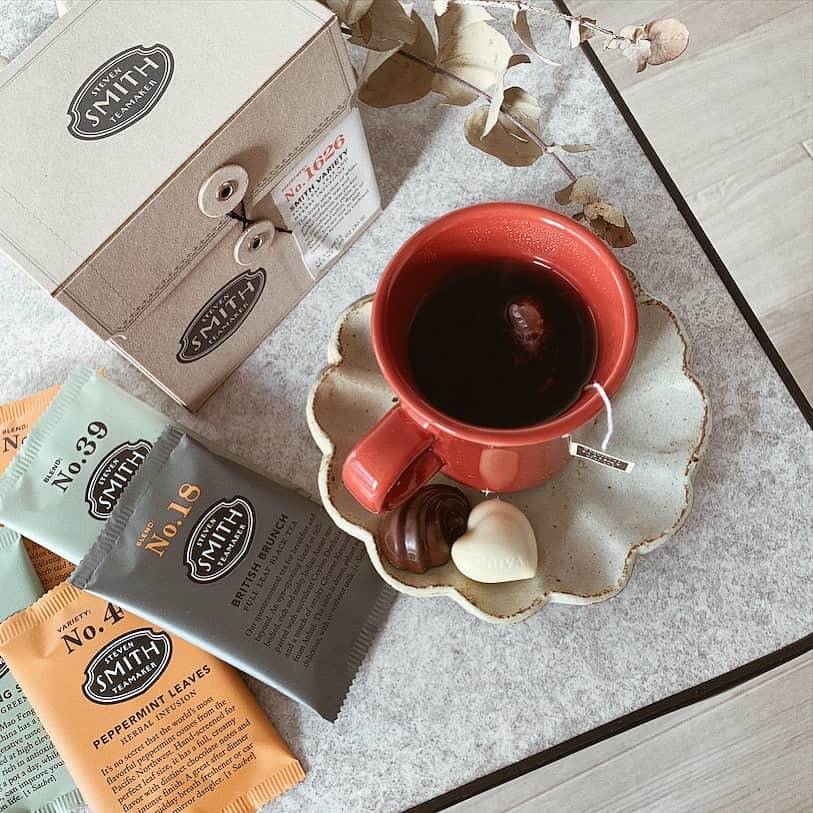 ayacasuさんのインスタグラム写真 - (ayacasuInstagram)「* * * 息子👶🏻が寝たら一息つく時間☕️🌿 * アメリカポートランド発のクラフトティーブランド @smithtea_japan * 今月は数量限定でホリデー商品も販売してるよ😌 * 12種類のティーが入ってる このテイスティングボックスは この時期の贈り物にぴったり🎁🎄 * 私はNo.24のハイビスカスティーがお気に入り❣️ Hawaiiのハイアットで飲んでから大好きに😌🌺 * 今なら 12/31 まで使える クーポンコード「 xmas20 」 を使うと 10%off になります🥰👏🏻 * * * #スミスのある生活 #smithtea #stevensmith #stevensmithteamaker #ティータイム #ティーセット #テイスティング #紅茶 #紅茶のある暮らし #blacktea #greentea #heabaltea #スティーブンスミスティー #茶葉 #ボタニカル」12月20日 15時02分 - ayk0723