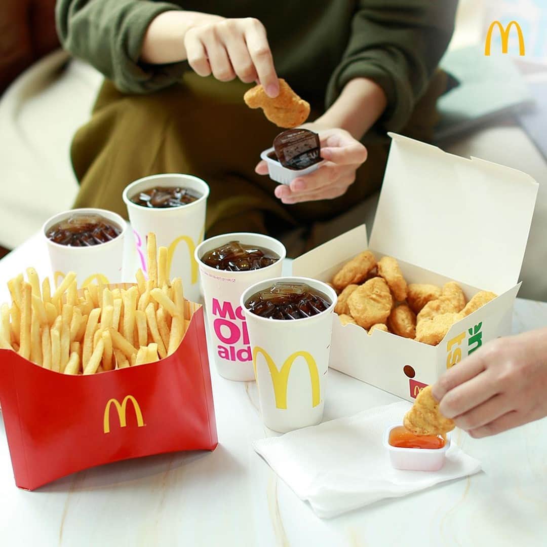 McDonald's Philippinesのインスタグラム：「This holiday season, make your home merienda bonding with the fam more special with our McNuggets Bundle for 4 – 20 pcs. Chicken McNuggets, 1 BFF Fries, and 4 drinks of your choice. Order now via the McDelivery PH App, website, or call 8888-6236 (for NCR) and get FREE Delivery Fee.」