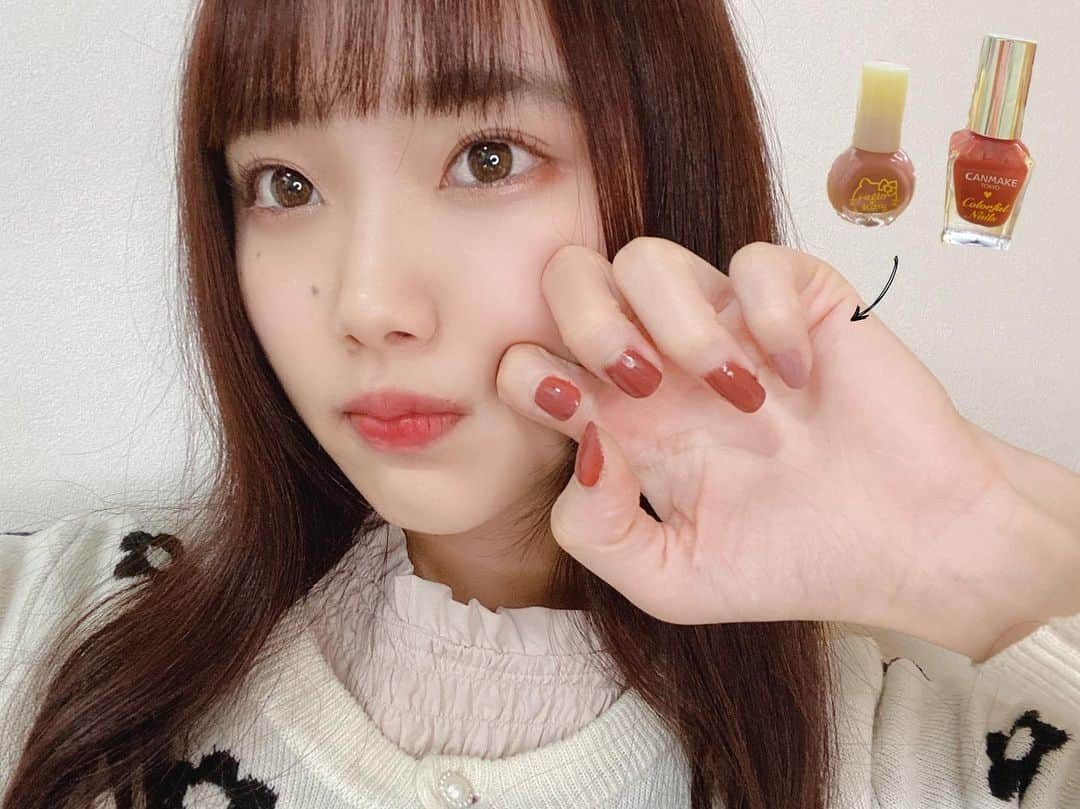 石川花音のインスタグラム：「・﻿ セルフネイル💅﻿ ﻿ 赤は#キャンメイクカラフルネイルズn14 です！﻿ ピンクは#ダイソーネイル 😽﻿ ﻿ 前のネイル投稿で載せたキャンメイクのネイルハードナーが良かったから、トップコートとベースに使いました✌️﻿ ﻿ #キャンメイクカラフルネイルズ　#セルフネイル　#100均ネイル #ネイルハードナー」