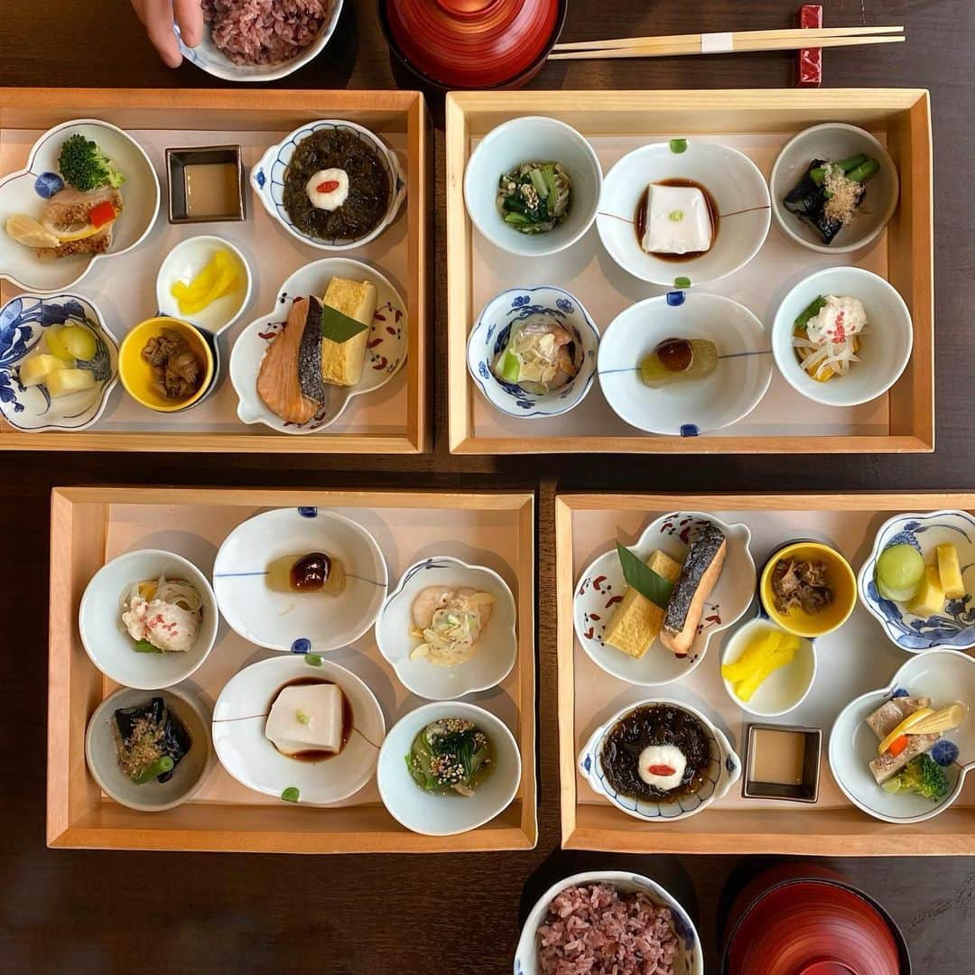 長谷川あやのインスタグラム：「🍱🍱🍱#miyakojima#okinawa#宮古島#あや旅成長日記 ・ ・ ・ シャンパン飲み放題という なんとまぁ贅沢な朝ごはん🤤🍾✨ （ここ最近投稿の時系列が 数ヶ月分MIXになっています🙏💦） ・ いままで朝ごはんは 洋食選びがちだったんだけど 最近和を求めているの歳かな😃？笑 ・ はやくまた宮古島行ける日がくるといいなぁ💭」