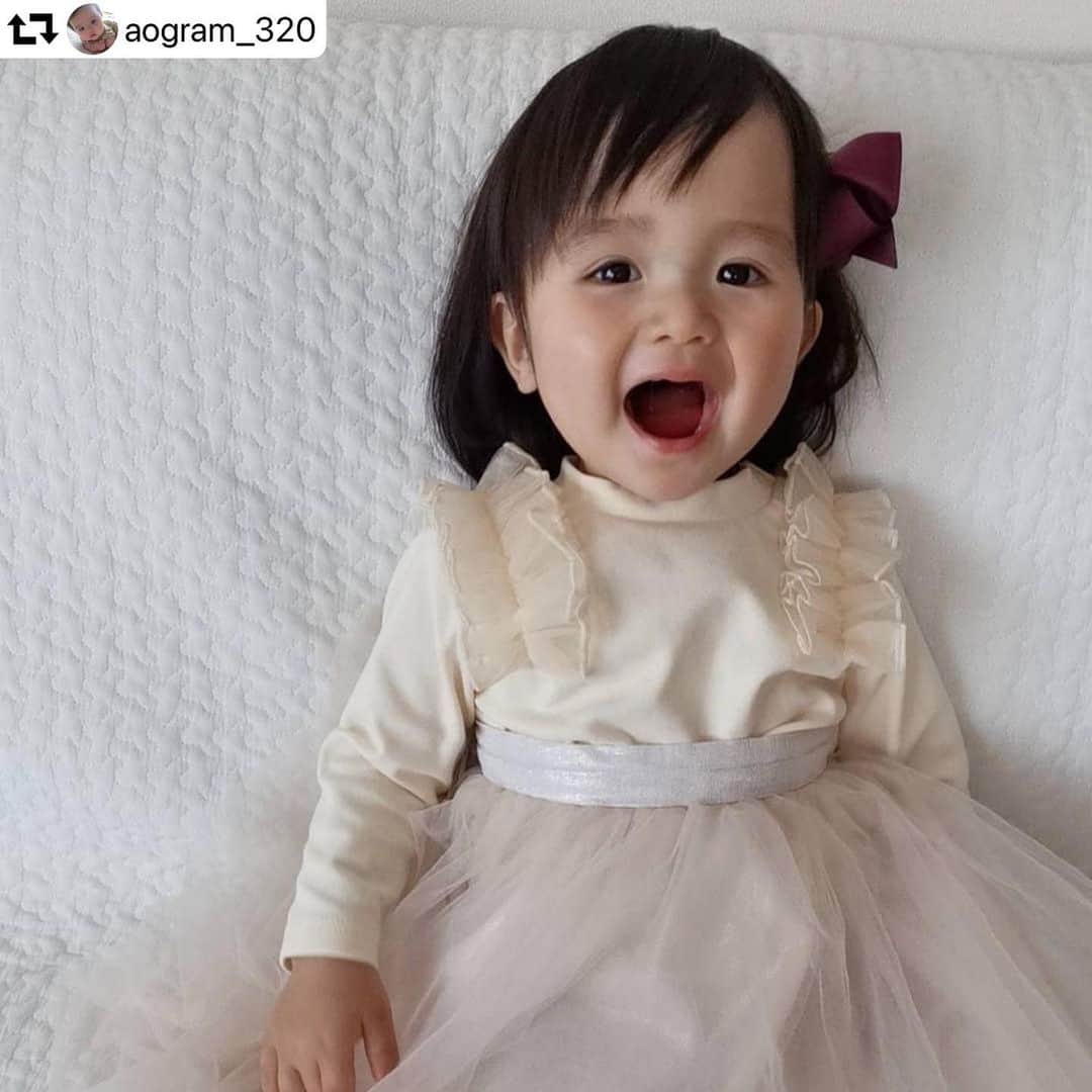 かわいいベビー服・子供服Babychuさんのインスタグラム写真 - (かわいいベビー服・子供服BabychuInstagram)「【ふんわりチュール🌸肩フリルトップス】 . 昨日に引き続き... べびちゅモデルの @aogram_320 あおちゃんが😍 チュチュにあわせてこんなに可愛く着てくれました！💕👏 . 肩のフリルが乙女ゴコロをくすぐるCUTEなトップス💖 ふんわりトップス＆ふんわりチュチュで、本当にうっとり可愛い✨ . ふんわり肩フリルトップスはプロフィール欄のURLからチェックしてね💕 . . ▶️《Babychuオリジナル》ふんわり肩フリルトップス カラー：アイボリー/ピンク サイズ：80/90/100/110/120 プライス：2,300円+tax . . 紹介アイテム品番:lz-000029 . . #新作 #フリル #トップス #rubanboucle #べびちゅオリジナル #べびちゅ #babychu #ig_kidsphoto #ig_babyphoto #かわいい #子供服 #ベビー服 #親バカ部 #女の子#娘 #赤ちゃん #ベビーコーデ #キッズコーデ #ベビーファッション #キッズファッション #出産祝い #baby #babychujp #stayhome . .  #repost @aogram_320 ・・・ . . . Big smile ◡̈ . あおちゃん可愛いして ってお願いしたら おかしなポーズばかり（笑） . . . . 可愛いお洋服は @babychu2014さまの オリジナルブランドから新作 ふんわり肩フリルトップス 𓈒𓏸 . 肩のふんわりフリルが おしゃれで本当に可愛い💗 . @marlmarl_tokyoさまの チュチュともばっちり𓈒𓏸 今回チュチュは スカートとして着用したよ⸝⸝˘◡˘⸝⸝ . . . 可愛いアイテムばかりな @babychu2014さまを ぜひぜひのぞいてみてね ♩ˊ˗ . . . ――――――――――――― 《Babychuオリジナル》 ふんわり肩フリルトップス/アイボリー . ◌年齢 𓂃 1歳8ヶ月 ◌身長 𓂃 80.4cm ◌体重 𓂃 10.5kg . @babychu2014 (#rubanboucle ) ◌着用サイズ𓂃80size ――――――――――――― . . . #babychu #べびちゅモデル #babychuモデル #リュバンブクレ #リュバンコーデ」12月20日 15時03分 - babychu2014