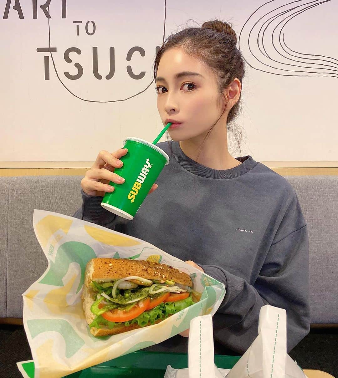 得あゆさんのインスタグラム写真 - (得あゆInstagram)「私はえびアボカド🍤🥑バジル パンはハニーオーツ🥖派です♡ @subwayjp @subway 💚 ・ 韓国ドラマ『青春の記録』みてから サブウェイよく登場してたから ずっと食べたかった。笑 韓国ドラマ見てるとドラマ内で食べてる物 食べたくなって買いに行きたくなる！ ・ ・ ・ ・ ・ ・ ・ ・ ・ ・ #subway#サンドウィッチ#ヘルシー#ヘルシーごはん#えび#アボカド#バジル#美味しい#グルメ#食べ歩き#ランチ#お昼ごはん#おやつ#野菜#ダイエット#サラダ#ジャンクフード#ファーストフード#韓国ドラマ#韓国#インスタ映え#お団子ヘア#スウェット#ラフ#ラフコーデ#sandwich#junkfood#diet#healthy#koreanstyle」12月20日 15時04分 - tokuayu819