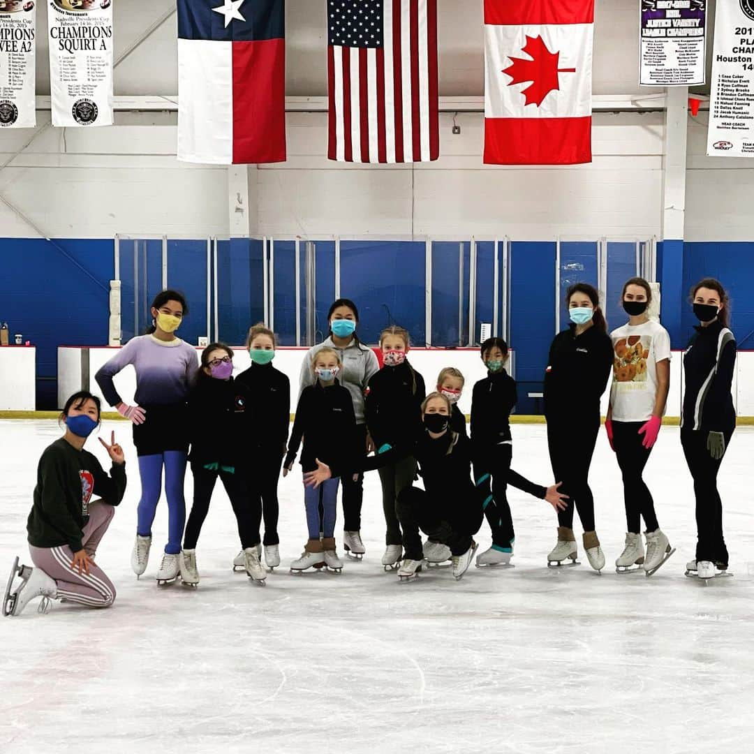 ケイトリン・ウィーバーさんのインスタグラム写真 - (ケイトリン・ウィーバーInstagram)「A homecoming of the ages... I grew up in this rink in Sugar Land, Texas, and today I returned for the first time in 20 years to help inspire the next (next?) generation. I’m sublimely honoured to have been invited by @mark_janoschak & @tgcfsc and thank you to the great talents today for giving me your all! I had so much fun! To everyone— When you learn, teach. When you get, give. It makes all the difference. ❤️ #Seminar #GivingBack」12月20日 15時06分 - ka2sh