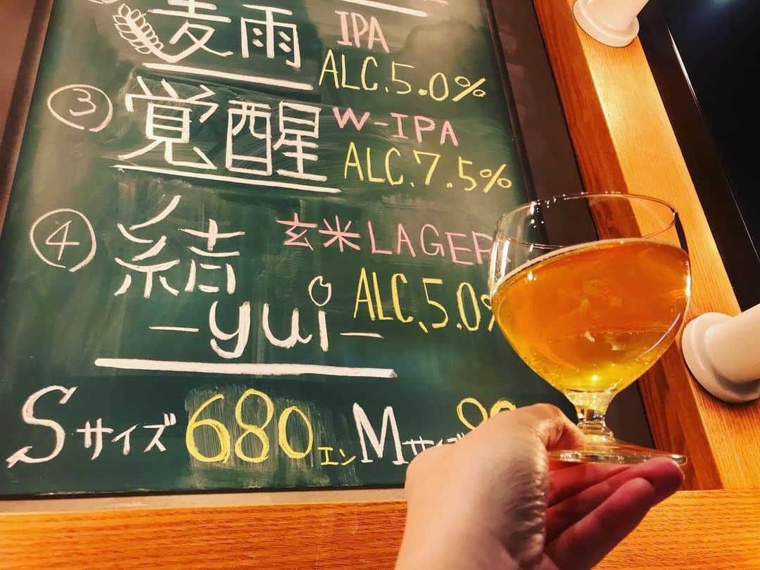 魚金のインスタグラム：「神田錦町スタンドで販売中のオリジナルクラフトビール 『結 -yui- 』です。  香りは控えめ、お米の甘みがほのかに残る、美味しいビールです。 昼飲みから、ぜひお待ちしております🍻  #魚金 #神田錦町 #スタンド #クラフトビール #玄米ラガー」