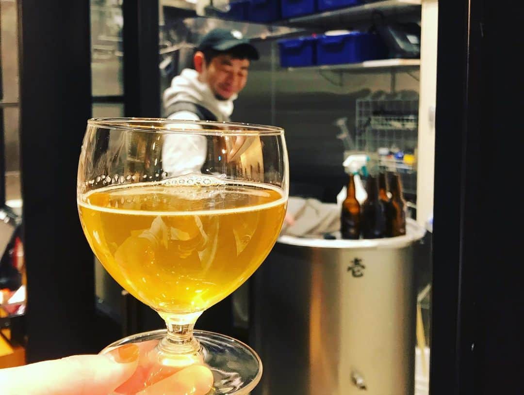 魚金さんのインスタグラム写真 - (魚金Instagram)「神田錦町スタンドで販売中のオリジナルクラフトビール 『結 -yui- 』です。  香りは控えめ、お米の甘みがほのかに残る、美味しいビールです。 昼飲みから、ぜひお待ちしております🍻  #魚金 #神田錦町 #スタンド #クラフトビール #玄米ラガー」12月20日 15時18分 - uokin_koho