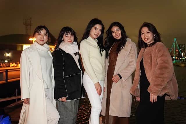 のインスタグラム：「【MGJイベント】 アニバーサリークルーズ × ミス・グランド・ジャパンクルザー乗船撮影会 を実施致しました。  @anniversary_cruise @missgrandjapan  #anniversarycruise #missgrandjapan #mgj #cruring #cruisenight #cruiseparty #nightview #rurisaji  #アニバーサリークルーズ #貸切クルージング #女子会クルーズ　#ミスグランドジャパン #ミスグランドジャパン2020 #イルミネーションライト  #クルーズ旅行 #夜景 #クリスマス #イルミネーション  #東京観光 #佐治瑠璃」
