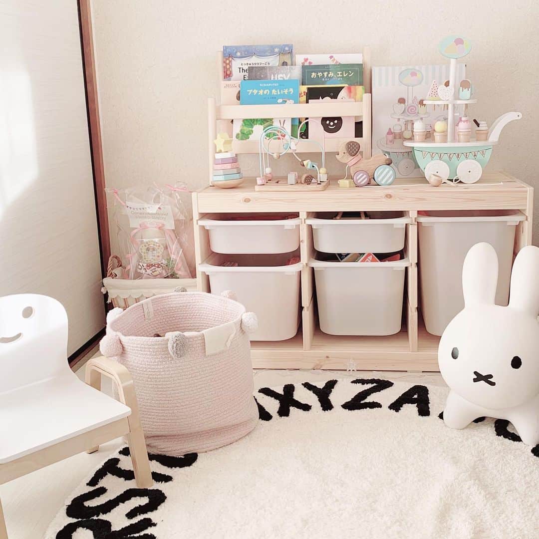 のインスタグラム：「#キッズスペース 🧸💕 IKEAの#トロファスト をやっと購入した✨ 押し入れにはオモチャがいっぱい！ 👧🏻の部屋らしいです☺️ しばらくは小さい部屋で我慢してね😂 あとは子供たちの洋服をどうにかしなきゃ💦 ♡ ♡ ♡ ♡ #3歳2ヶ月 #3歳 #生後2ヶ月 #0歳 #ベビーガール #babygirl #女の子ママ #姉妹ママ #姉妹 #赤ちゃんのいる生活 #赤ちゃんのいる暮らし #子供のいる暮らし #キッズルーム #ベビー用品 #ベビーグッズ #ikea購入品 #ブルーナボンボン #おもちゃ収納 #おもちゃ #子供部屋 #kidsroom #mamagirl #ママリ」