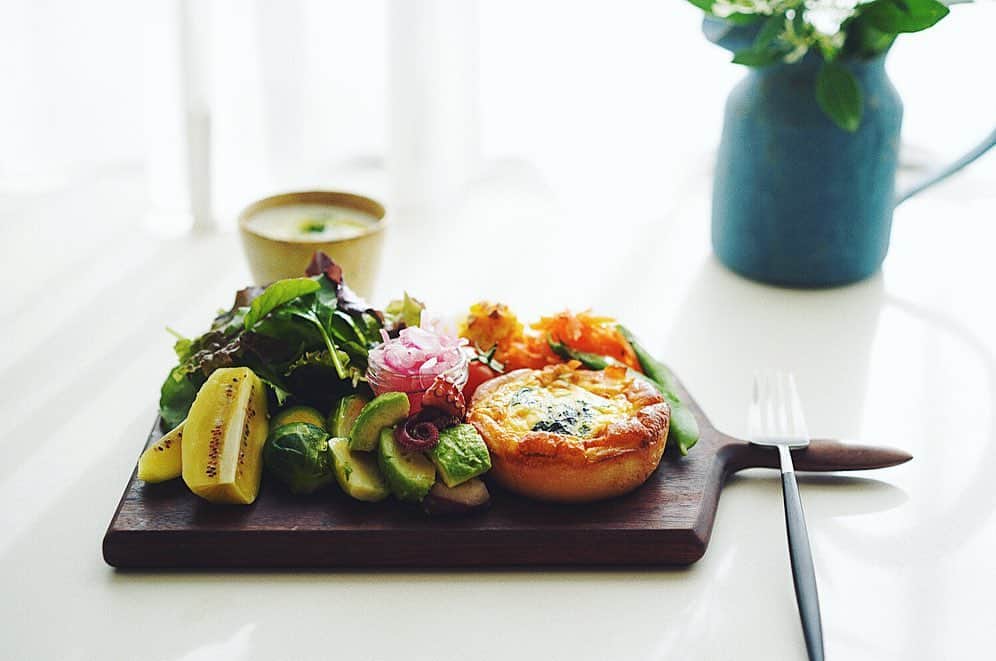 のインスタグラム：「Today's Quiche plate lnuch 今日はおうちで キッシュプレートランチ  メインは気になっていた ANDERSENのパンキッシュ @andersen_official_jp  あとは冷蔵庫に常備してる野菜を プレートに盛り付けるだけ  お互い好きな器を選んで 好きなものを好きなだけ ほうれん草&サーモンのパンキッシュ 具がたっぷりですっごく美味◎  ANDERSEN 自由が丘店 ひとりで暮らしていた頃から お世話になってます お目当てが決まってる時は 電話して取置きも快く対応してくれる 私の母も大好きで 思い出深いエピソードは またゆっくりね  みなさん、よい1日を！  #miki_life #miki_home #ANDERSEN #hygge」