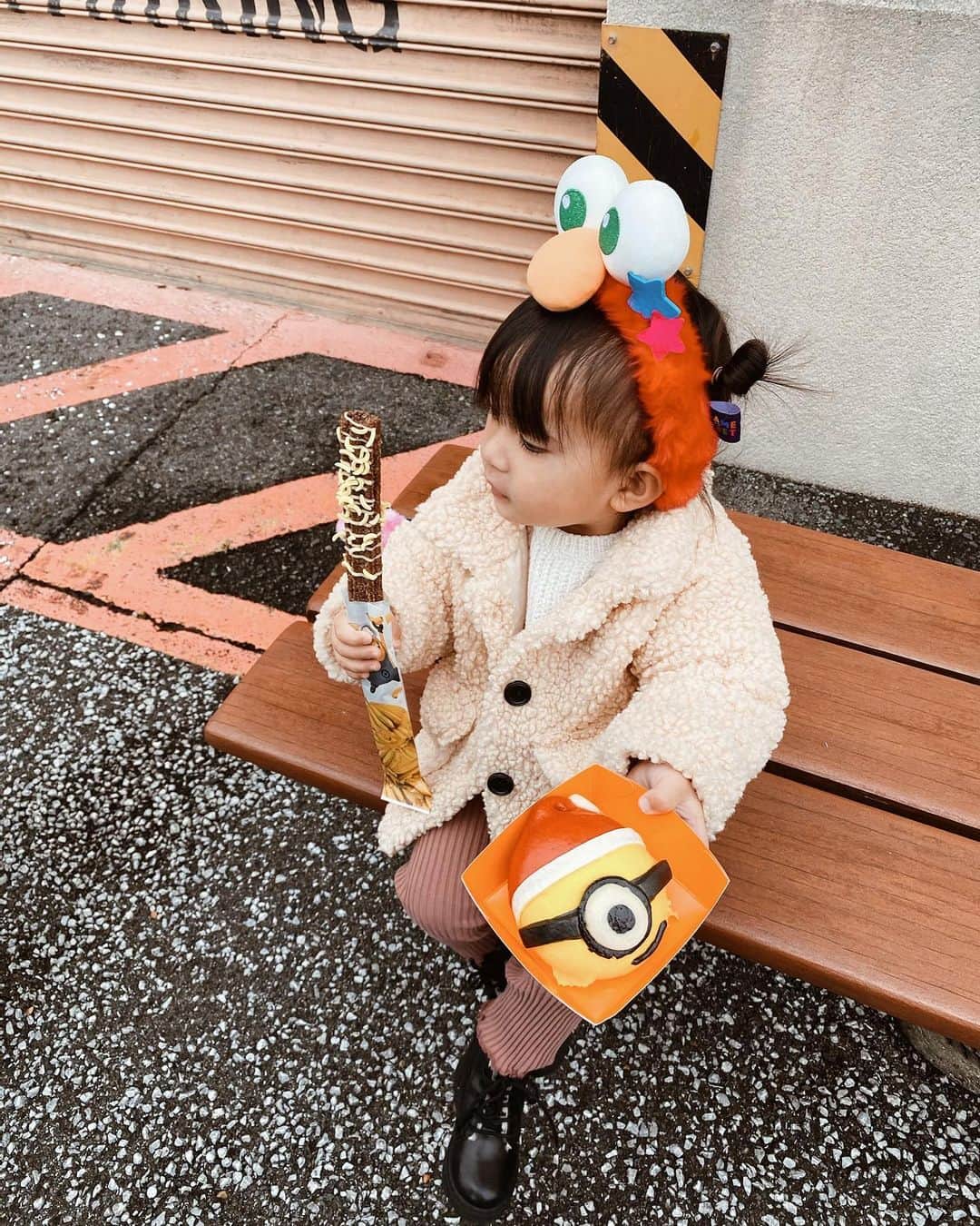 孫きょうのインスタグラム：「チョコバナナチュロス🍫🍌🥨 これ美味しかったからオススメUSJフード😋  2枚目のはジャンボターキーレッグw  重すぎて持つ腕が痛いって言ってた👦🏻🍖  新しく出来たマリオ・カフェ&ストアも可愛かったよ⭐️ マリオの新エリアがopenしたら絶対に来たいってれおが楽しみにしてた👌🏽🔥  USJチケットとホテルとのコンボパッケージは @klookjp のアプリから予約したよ✨   ホテルコンボパッケージに使用できる紹介コード「3Q9GAK」で、割引になるから是非使ってね👌🏽  @klookjp @klooktravel @universal_studios_japan #klook #KLOOKレポ #クルック #USJ #PR」