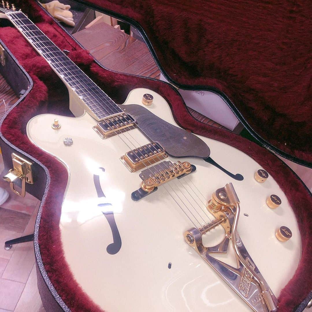 LOVEのインスタグラム：「She's back!!  From the best hospital @lstrust_guitars   Thanks Oda san!!  #fortunelady  #gretsch  #lstrust」