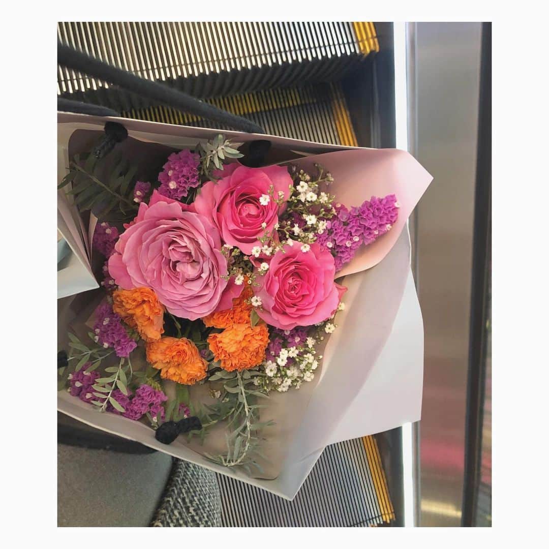 森脇加奈子のインスタグラム：「💐  自分で入れたいお花を選ぶのが難しかった…  有難いことに貰う機会の方が多い花束だけれど、 贈る側も好きかもしれない！  #親愛なるおばあちゃんのお誕生日に。」