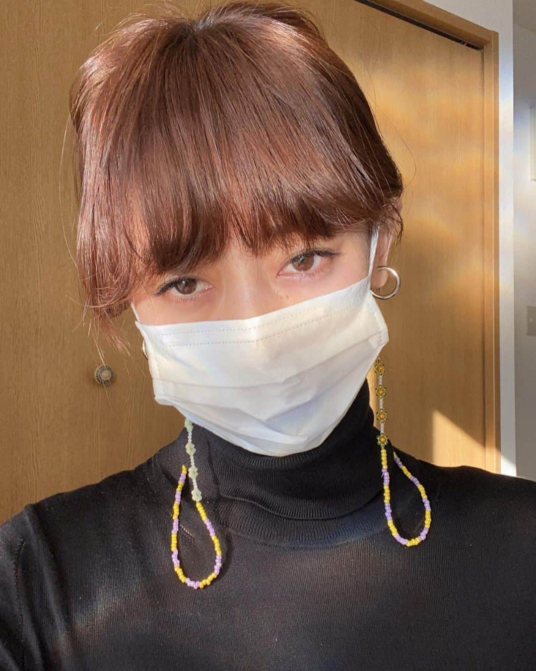 生野優子のインスタグラム：「マスクホルダー今回たくさん作りました。プロフィールにURL貼ってあります。 発送は土日です🪤  強度には留意して作ってるつもりですが、強く引っ張ると危険です、修理受け付けられないので気をつけて下さい😭  写真撮らせてもらう時間なくてセルフィーしまくりました。 メルカリ画質悪いので、ストーリーにもあげます」